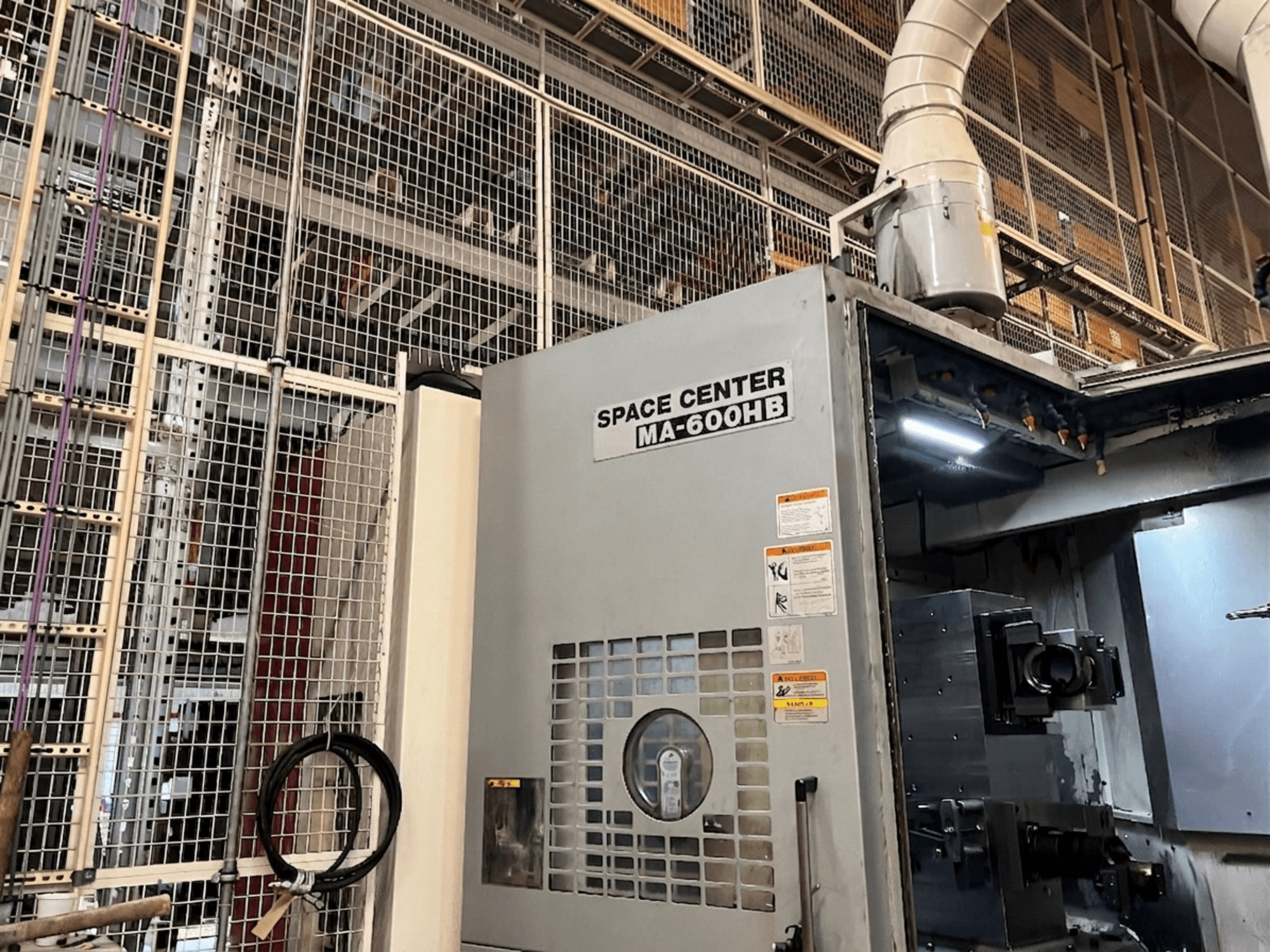 Poziome centrum obróbcze Okuma MA-600HB, widok z przodu, widoczny panel operacyjny i dysze chłodziwa.