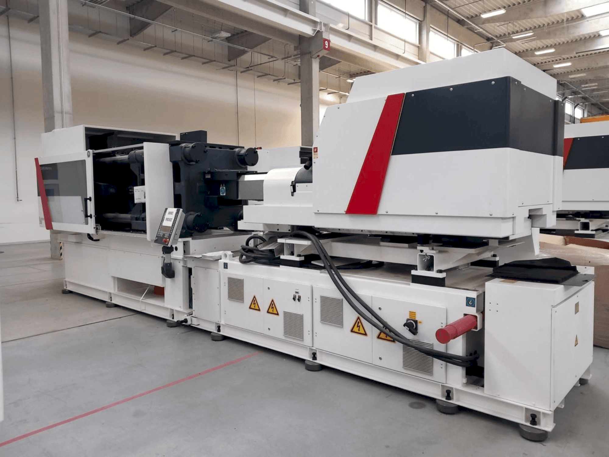 Widok z przodu maszyny Milacron Elektron Evo 350