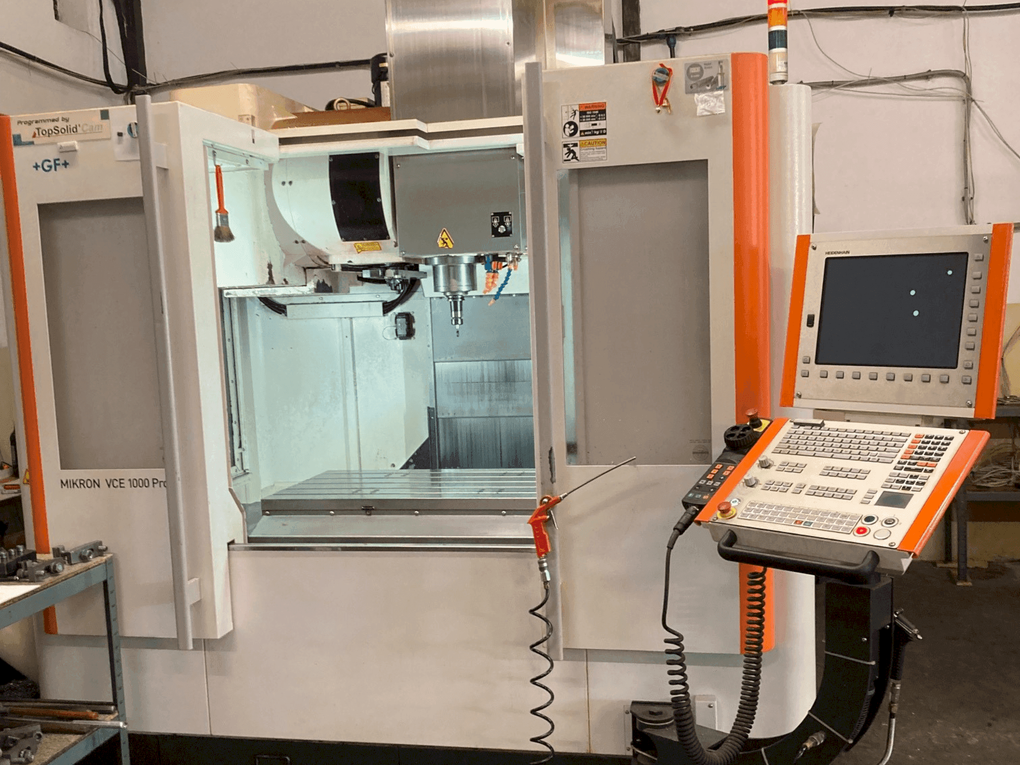 Widok z przodu maszyny +GF+ Mikron VCE 1000 Pro