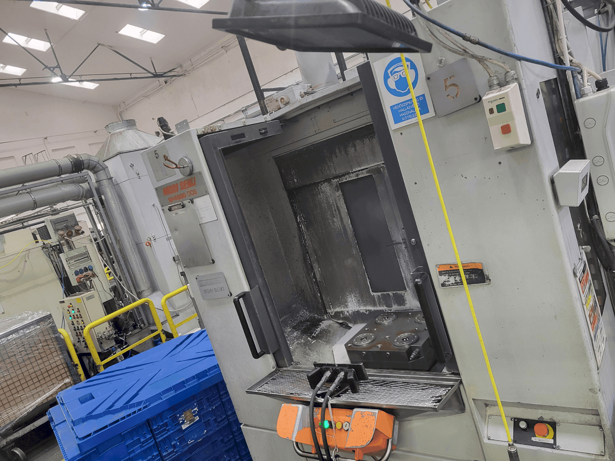 Widok z przodu maszyny MORI SEIKI NH 4000