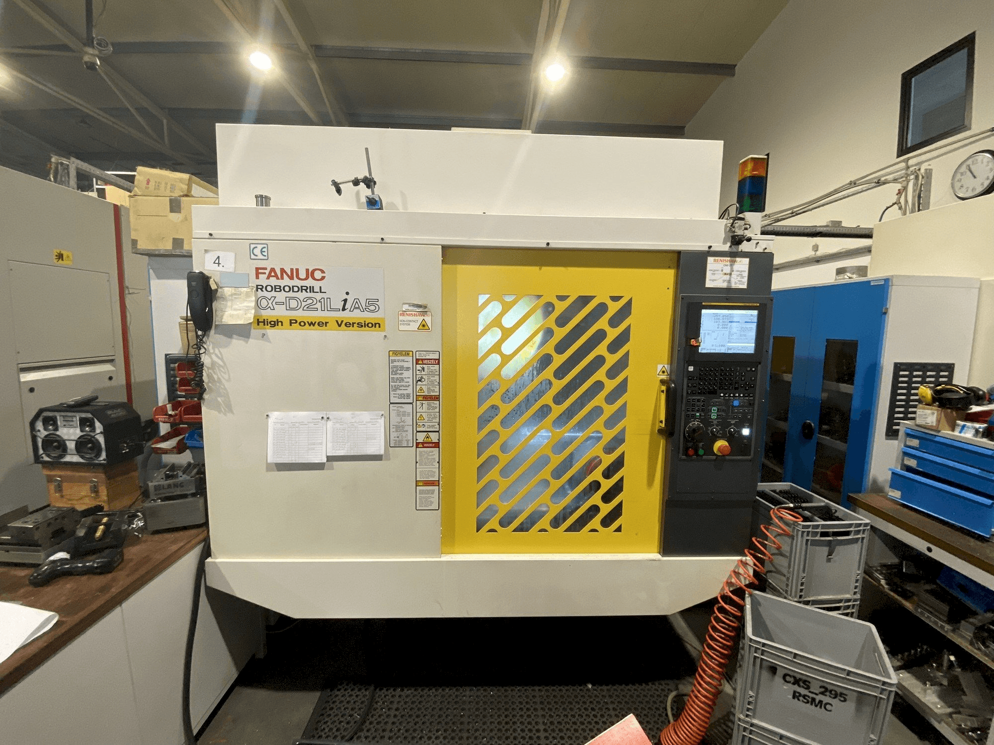 Widok z przodu maszyny FANUC Robodrill Alpha D21LiB5