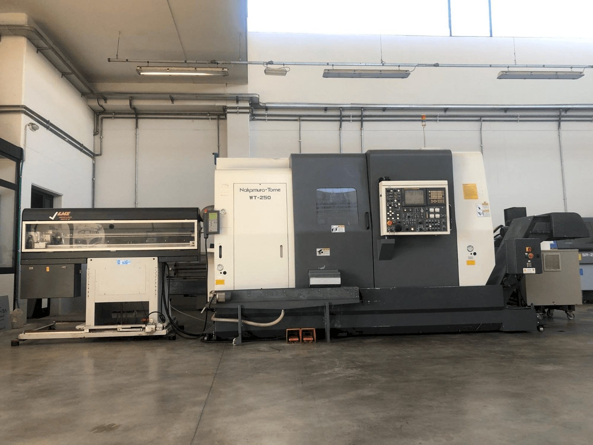Widok z przodu maszyny NAKAMURA-TOME WT-250 MMY