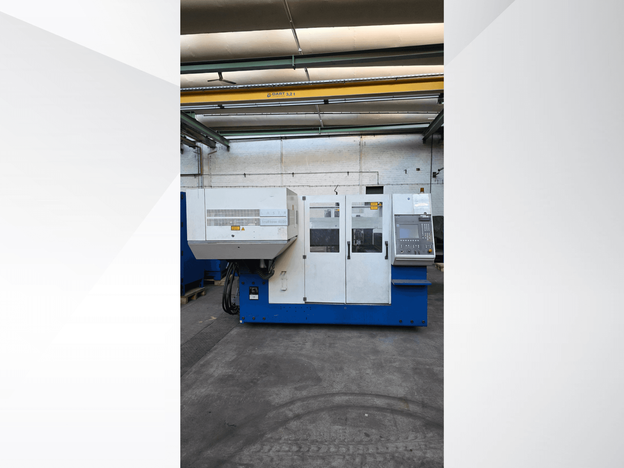 Wycinarka laserowa CO2 TRUMPF TruLaser 3030, widok z przodu, z panelem sterowania i ostrzeżeniami dotyczącymi bezpieczeństwa na zewnątrz.