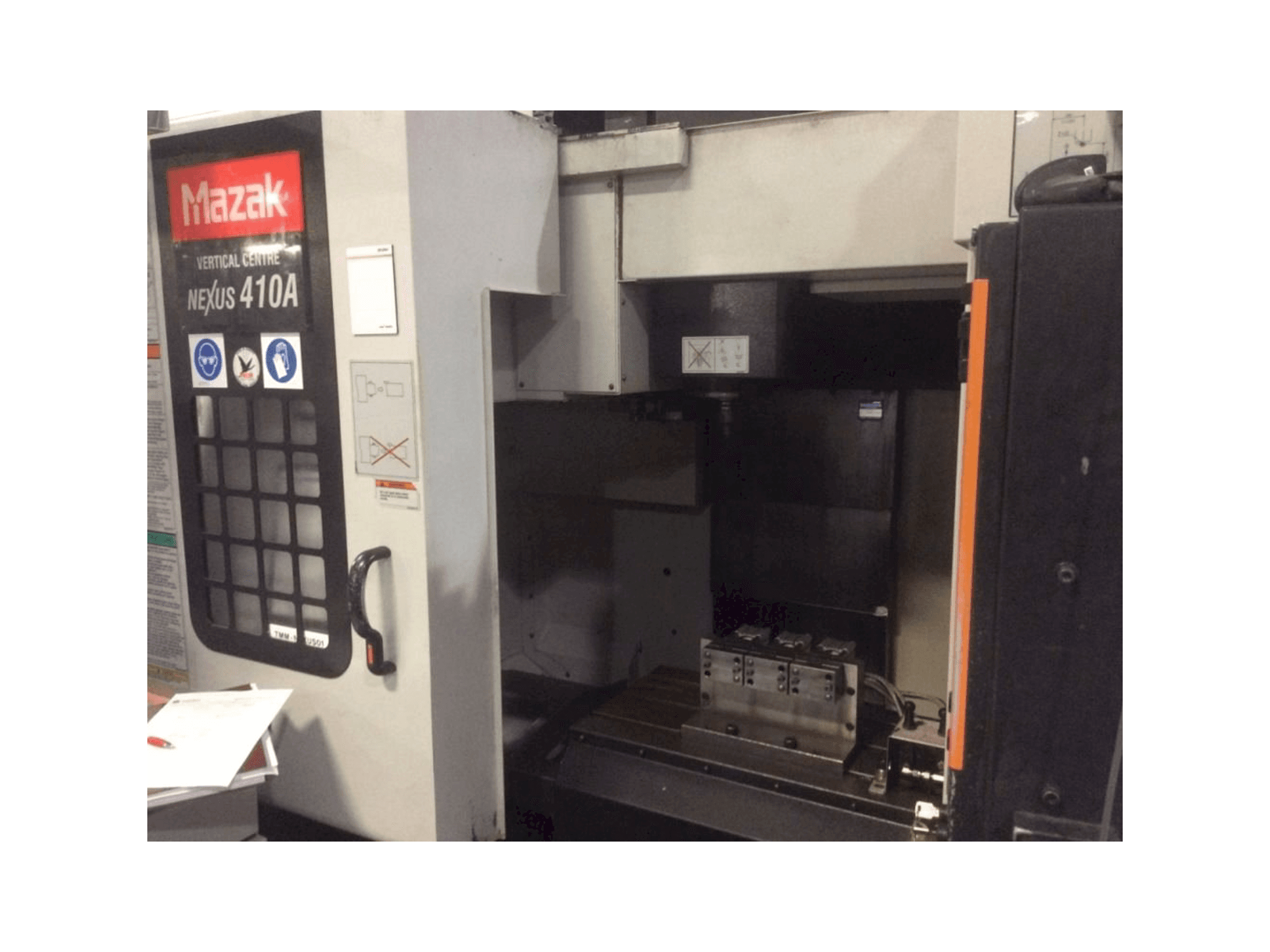 Widok z przodu maszyny Mazak Nexus VCN 410A