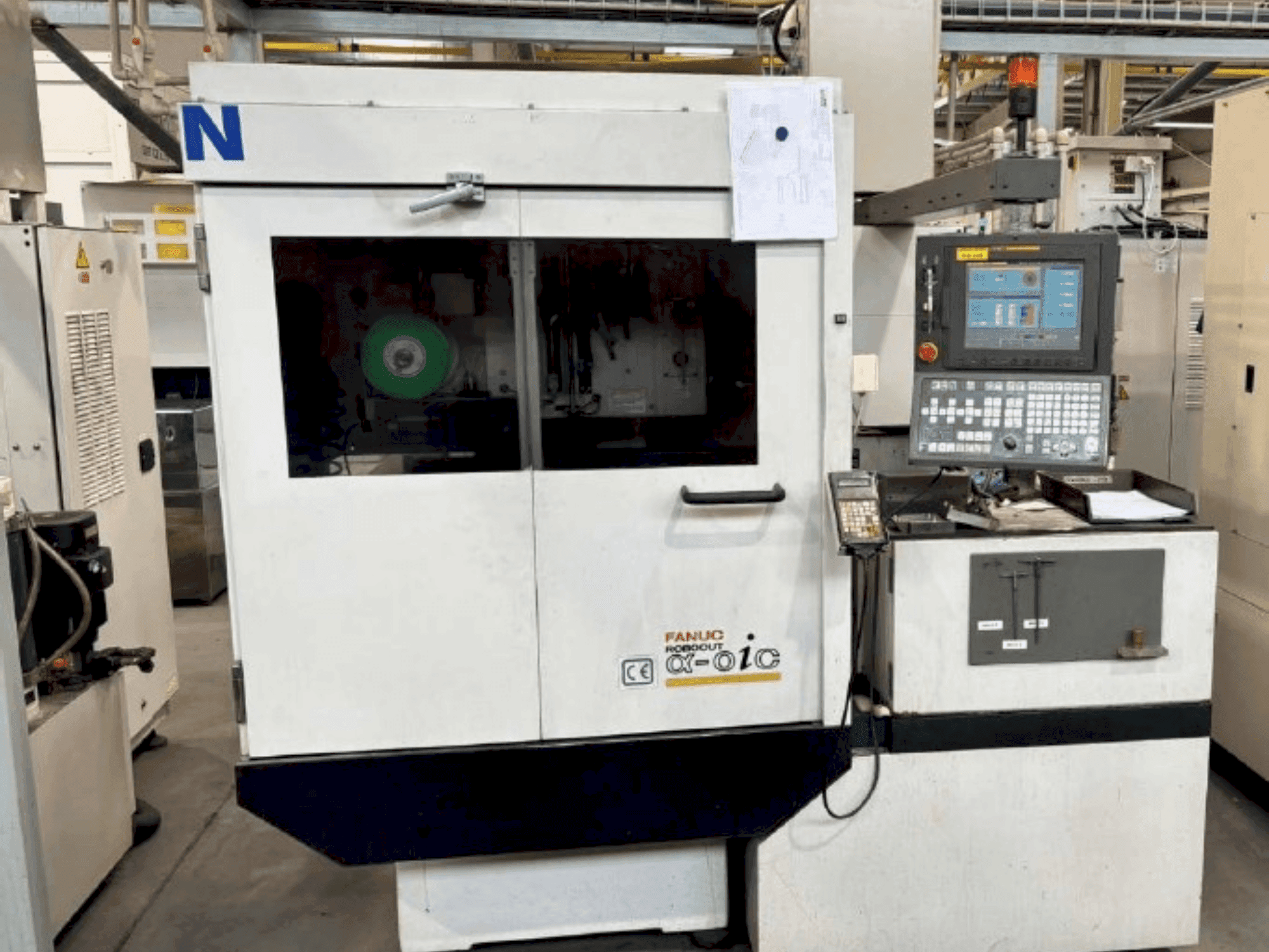 Widok z przodu maszyny FANUC Robocut alpha-0iC