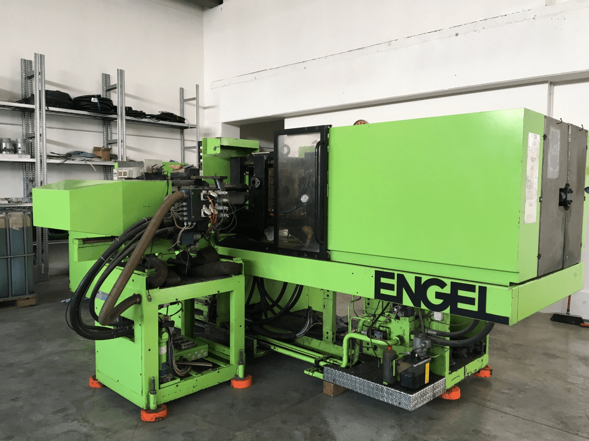 Widok z prawej maszyny ENGEL ES 600H/330L/125H-2F