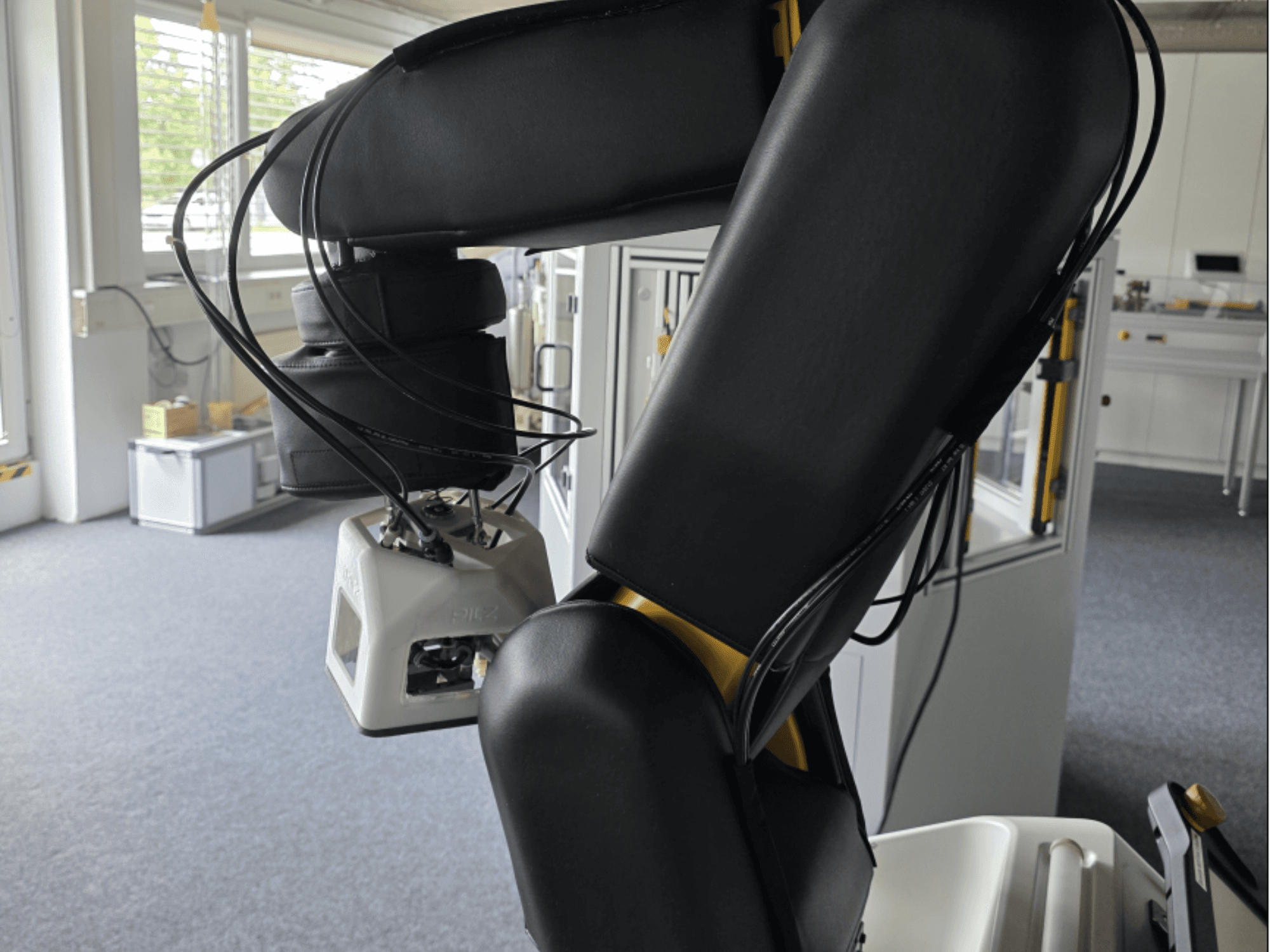 Widok z boku robota współpracującego FANUC LR Mate 200iD/7L, przedstawiający ramię i czujniki oraz widoczne kable w warunkach warsztatowych.