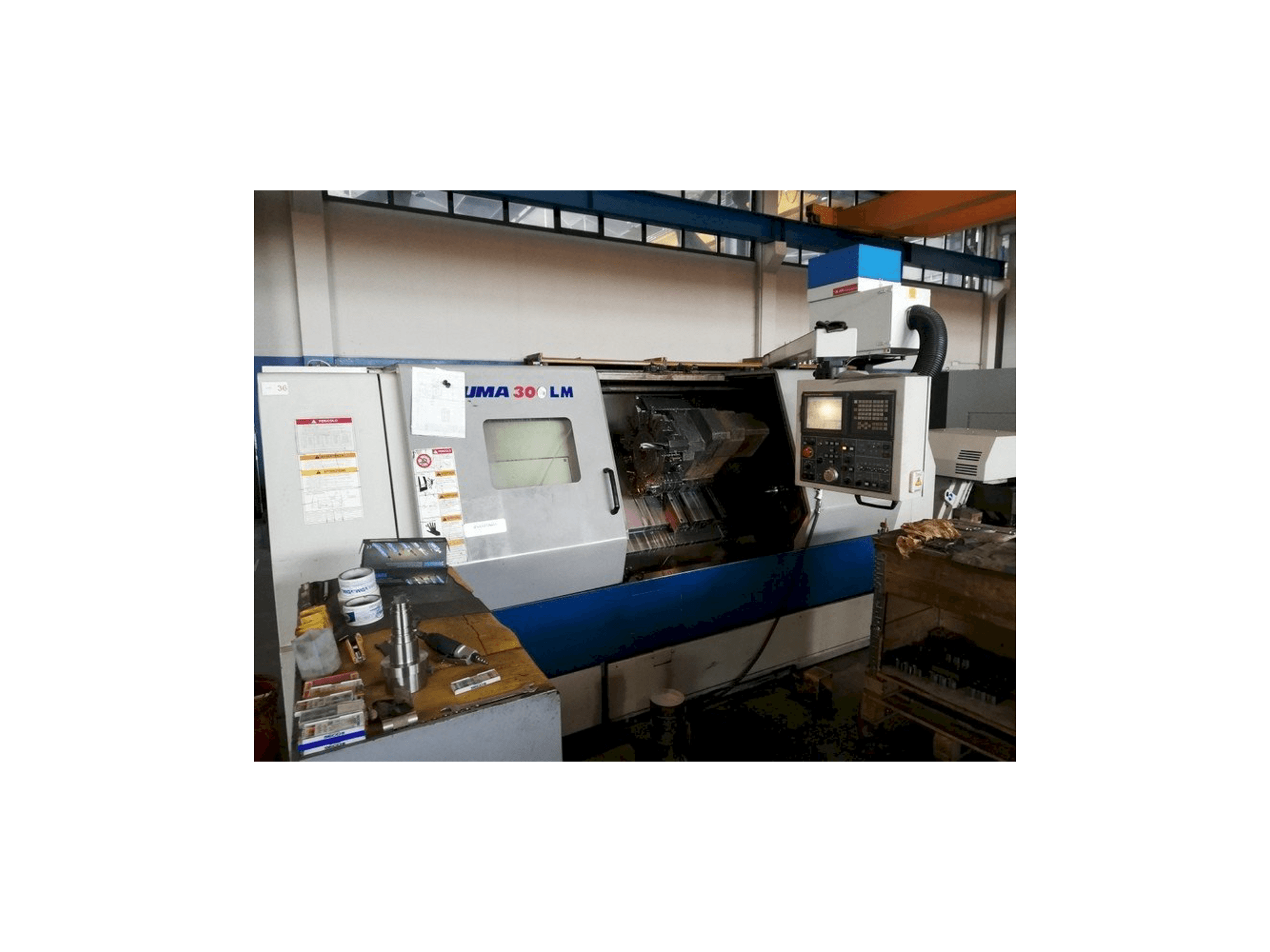 Widok z przodu maszyny Doosan PUMA 300 LMB