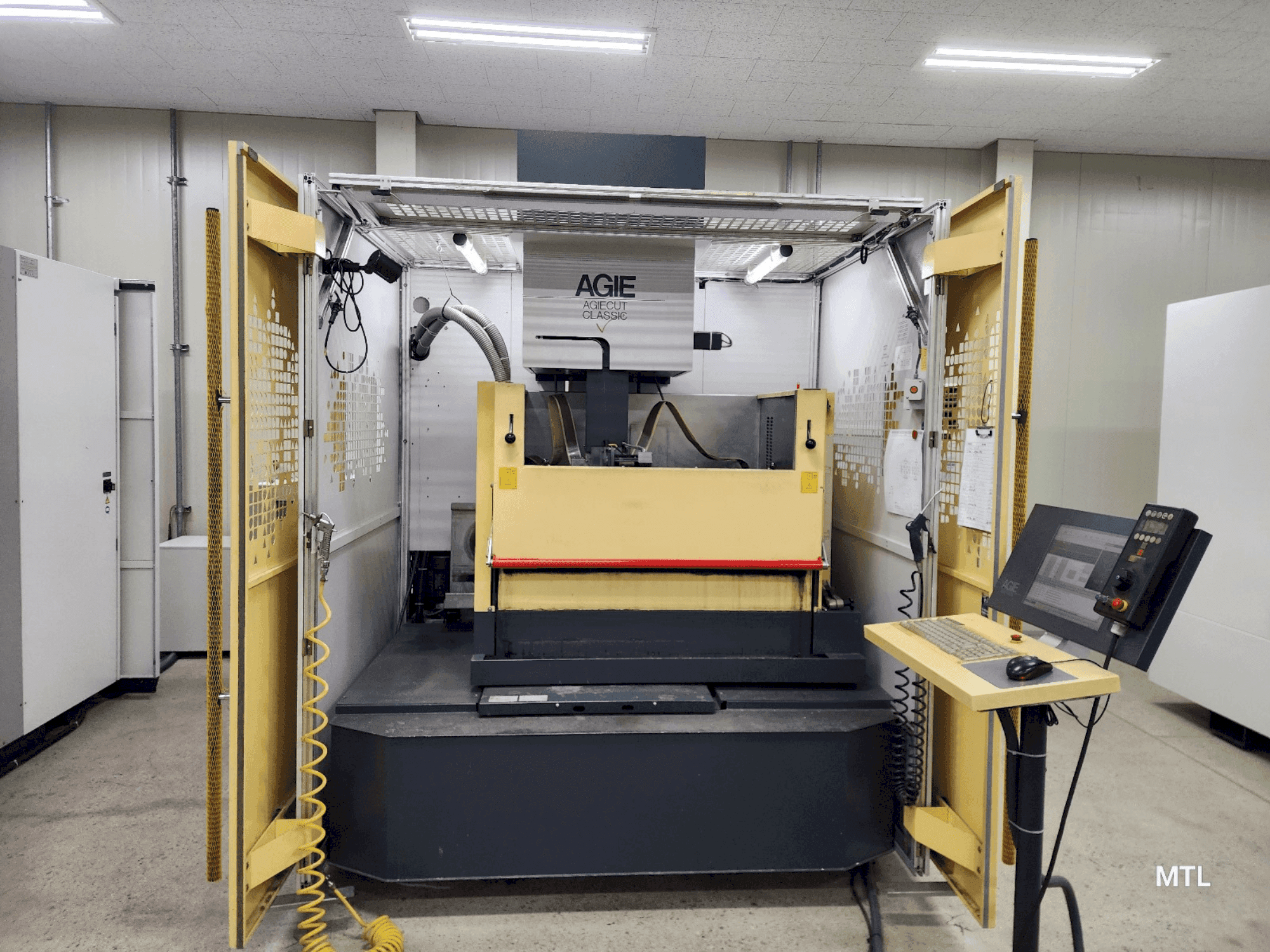 Widok z przodu maszyny AgieCharmilles Agiecut Classic V3