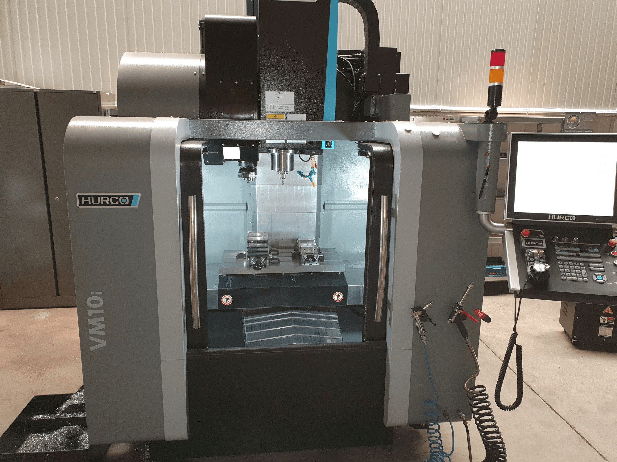Widok z przodu maszyny Hurco VM10i