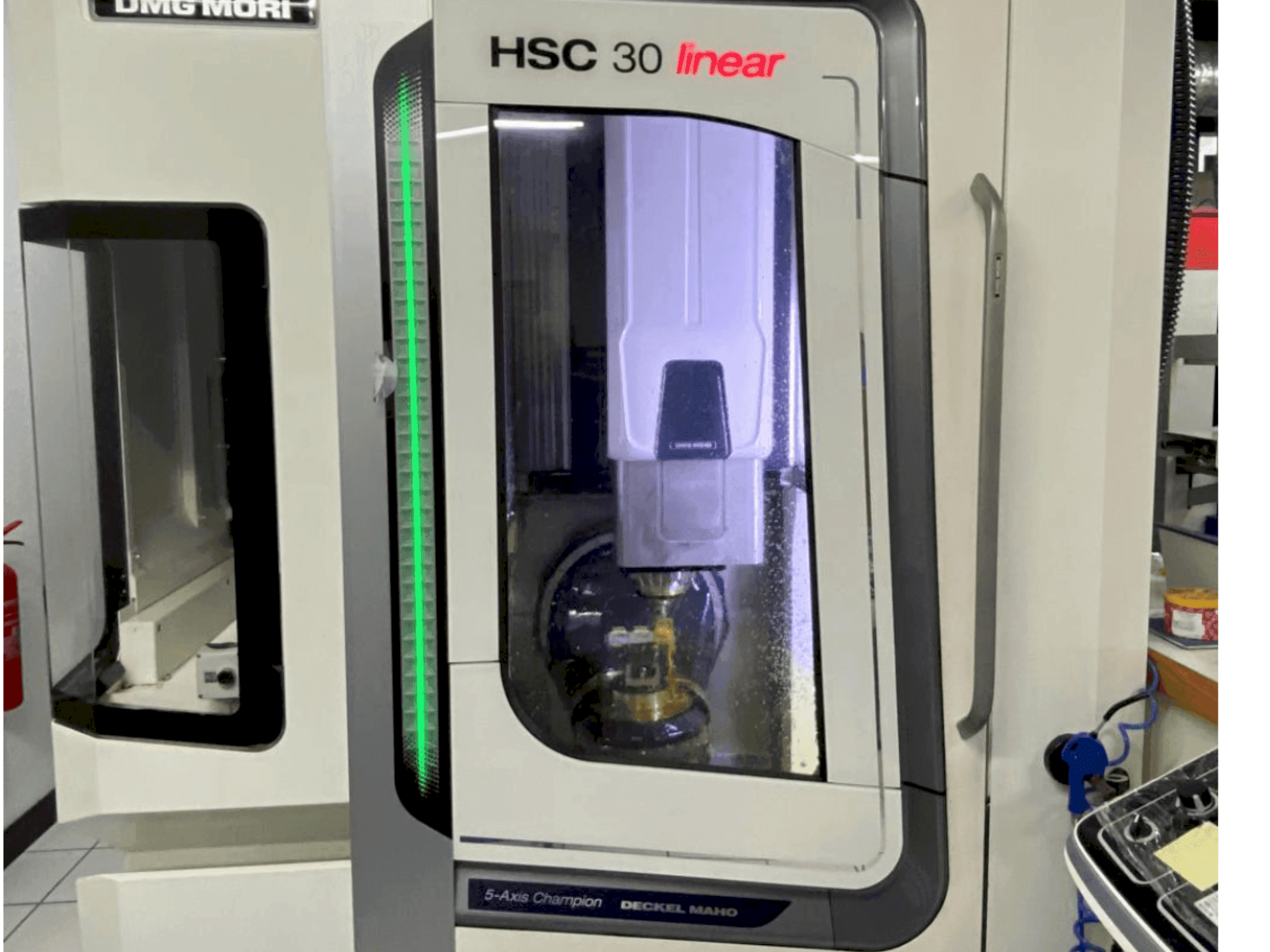 Widok z przodu maszyny DMG MORI HSC 30 linear