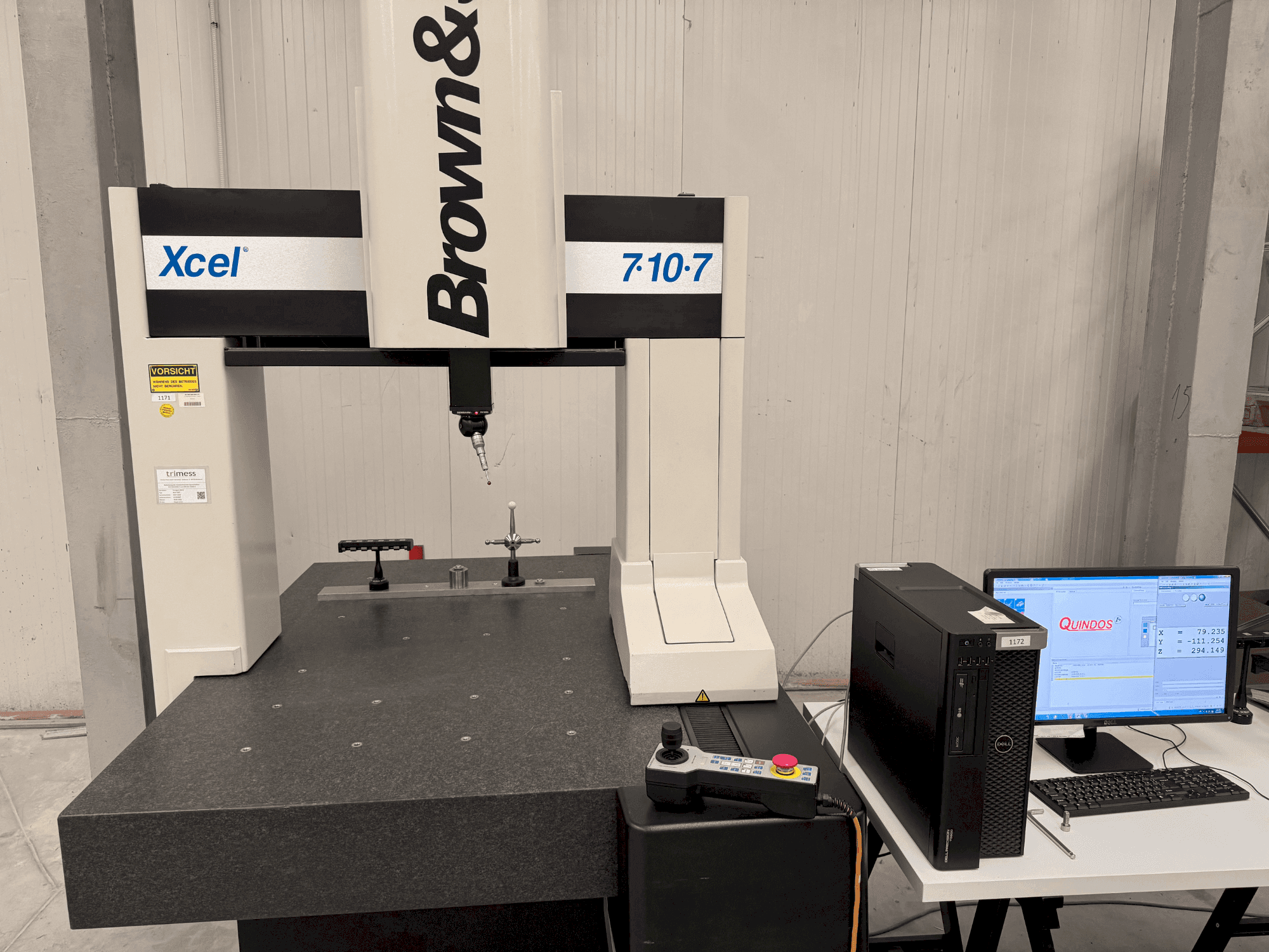 Widok z przodu maszyny BROWN & SHARPE XCEL 7107