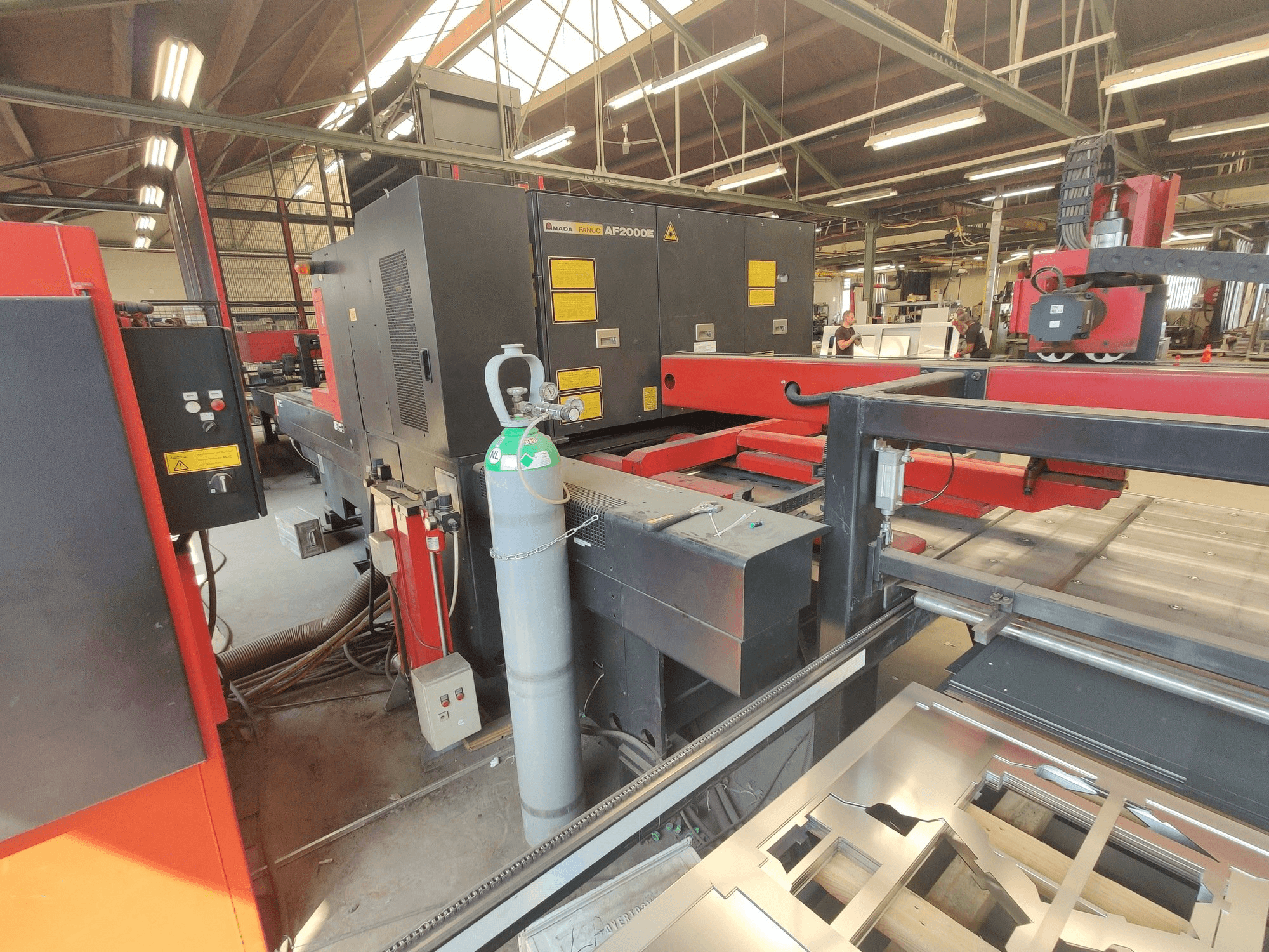 Widok z przodu maszyny AMADA LC 2415 A3