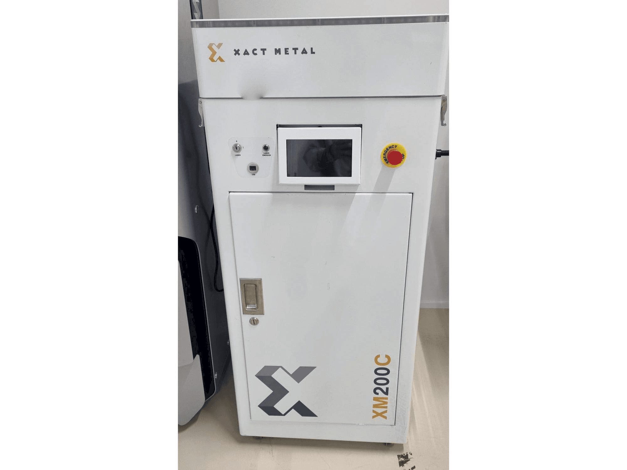 Widok z przodu maszyny XACT METAL XM200C-E