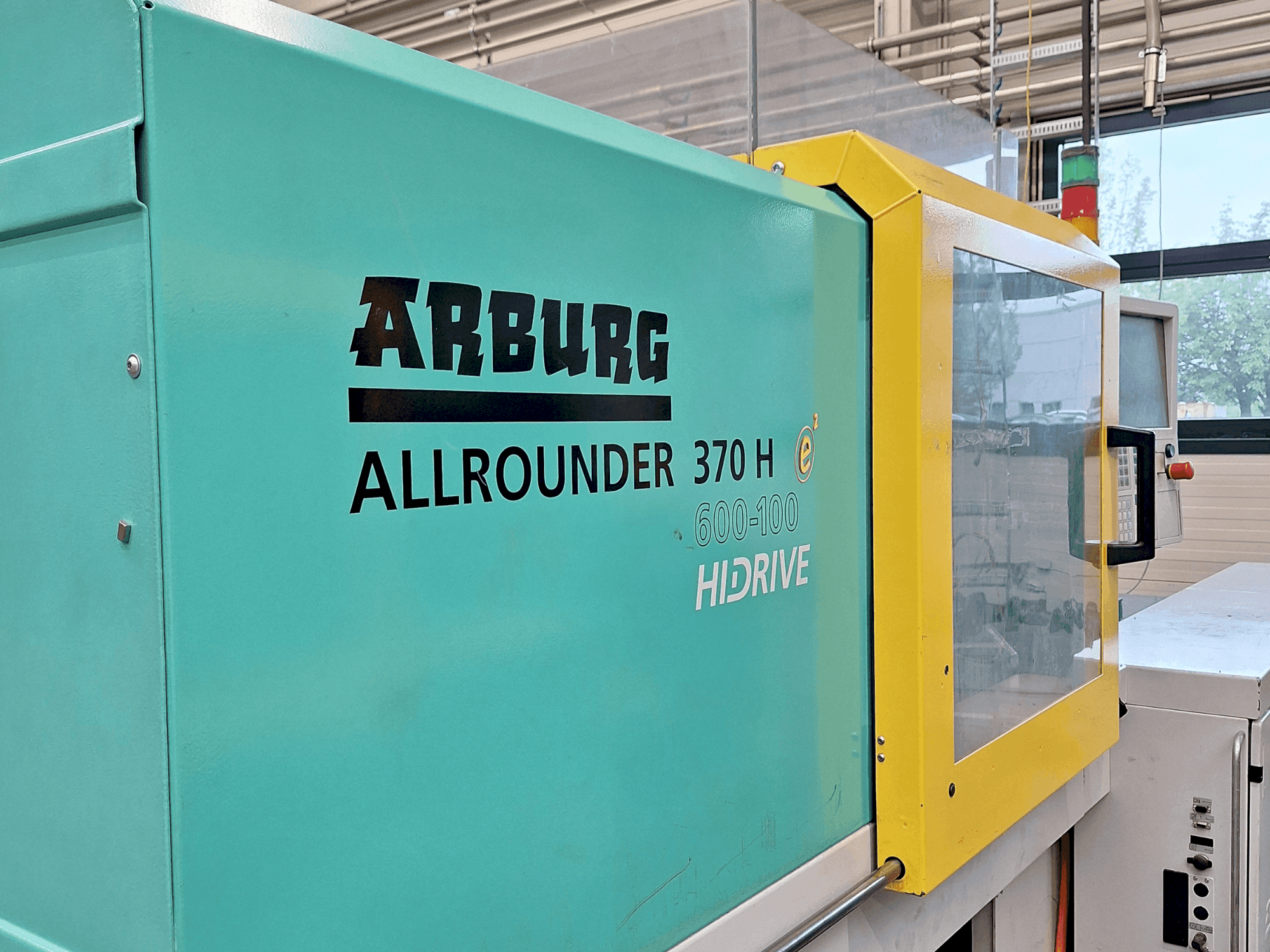Widok z przodu maszyny Arburg Allrounder 370 H 600-100