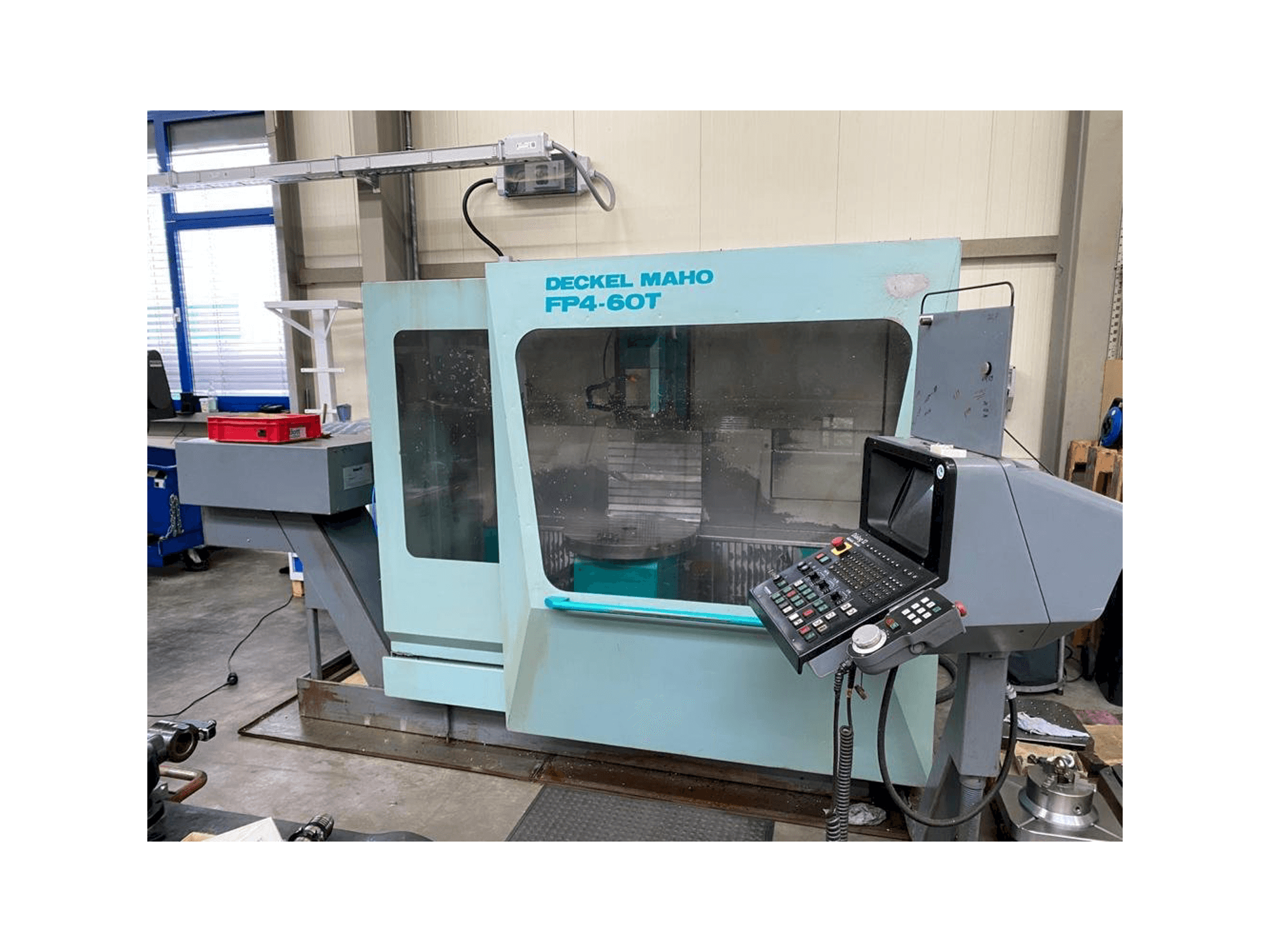 Widok z przodu maszyny DECKEL MAHO FP4-60 T