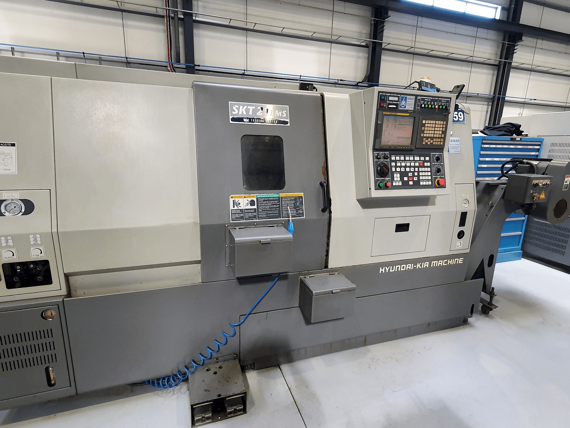 Widok z przodu maszyny Hyundai SKT21LMS