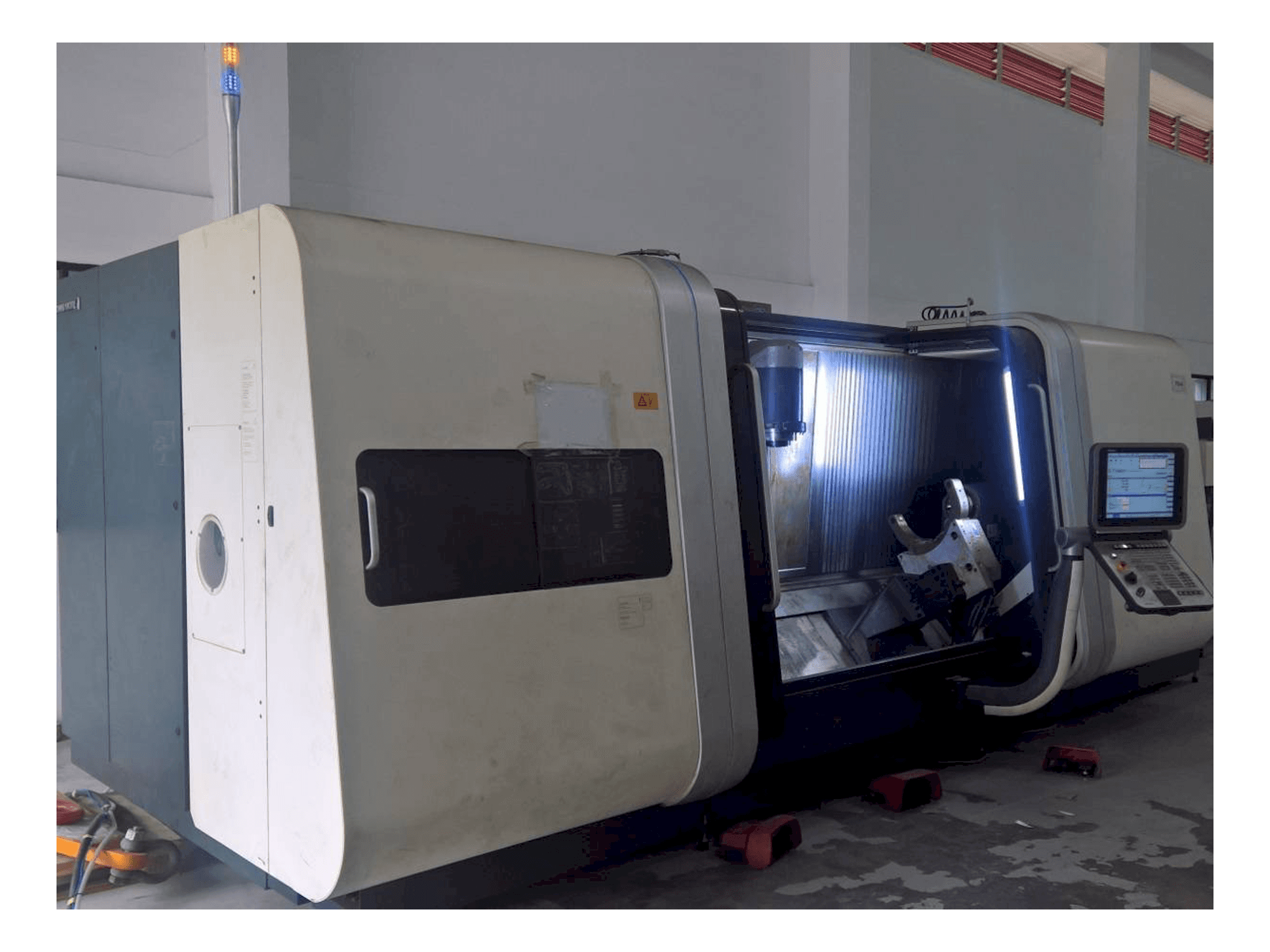 Widok z przodu maszyny DMG MORI CTX Beta 2000 TC