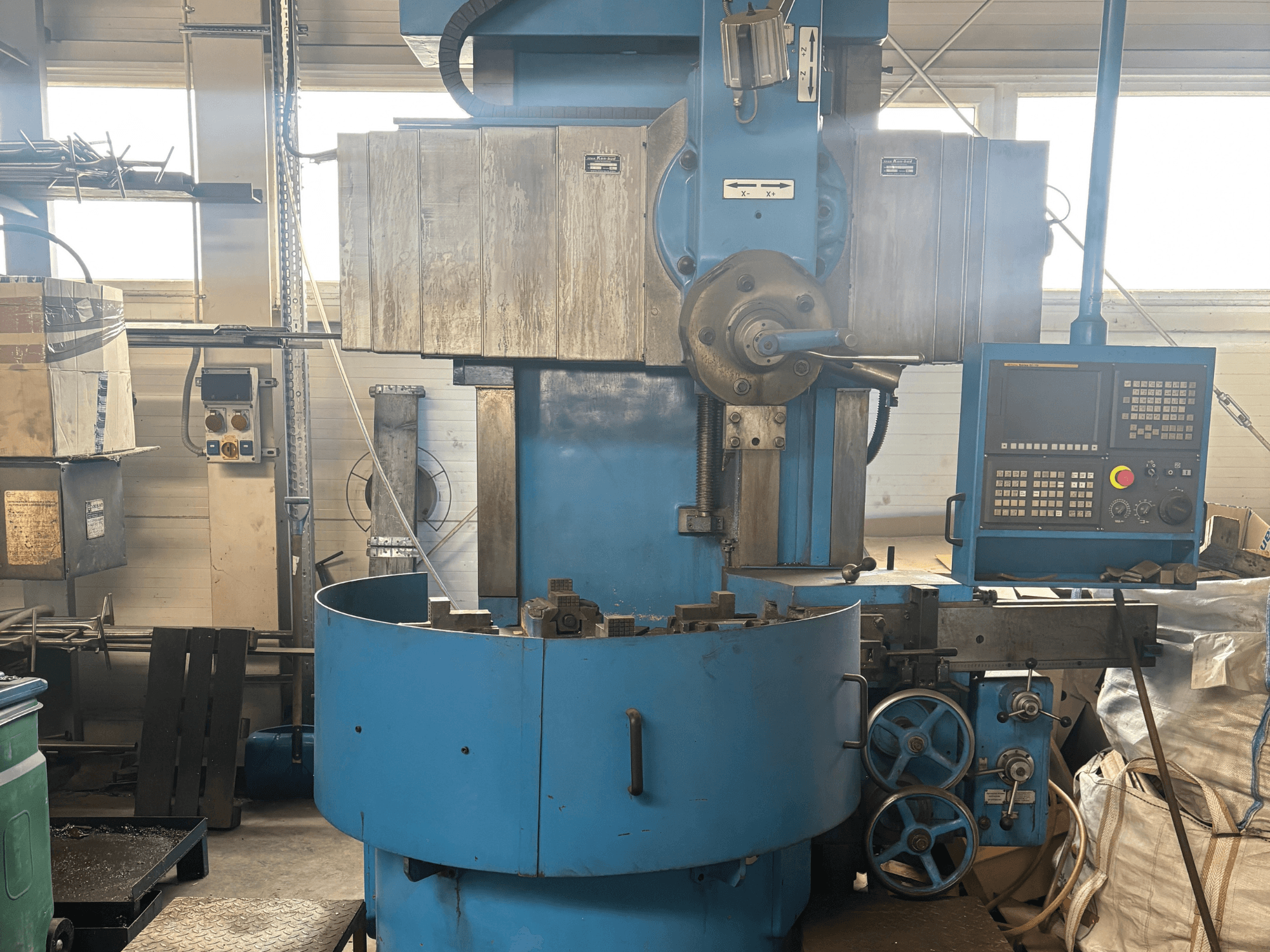 Frezarka przemysłowa nieznanej marki, widok z przodu, z niebieską obudową i cyfrowym panelem sterowania.