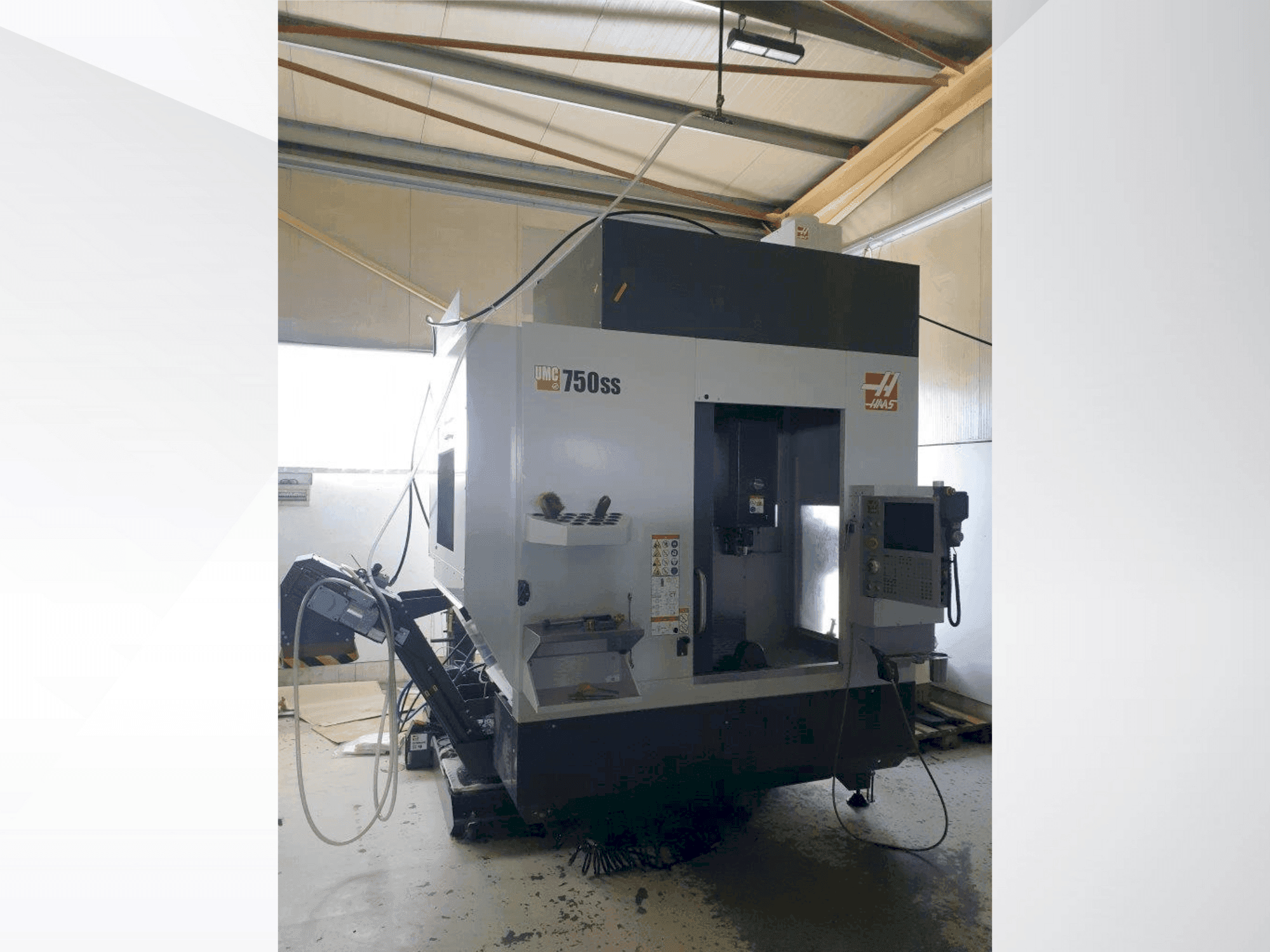 Widok z przodu maszyny HAAS UMC-750SS