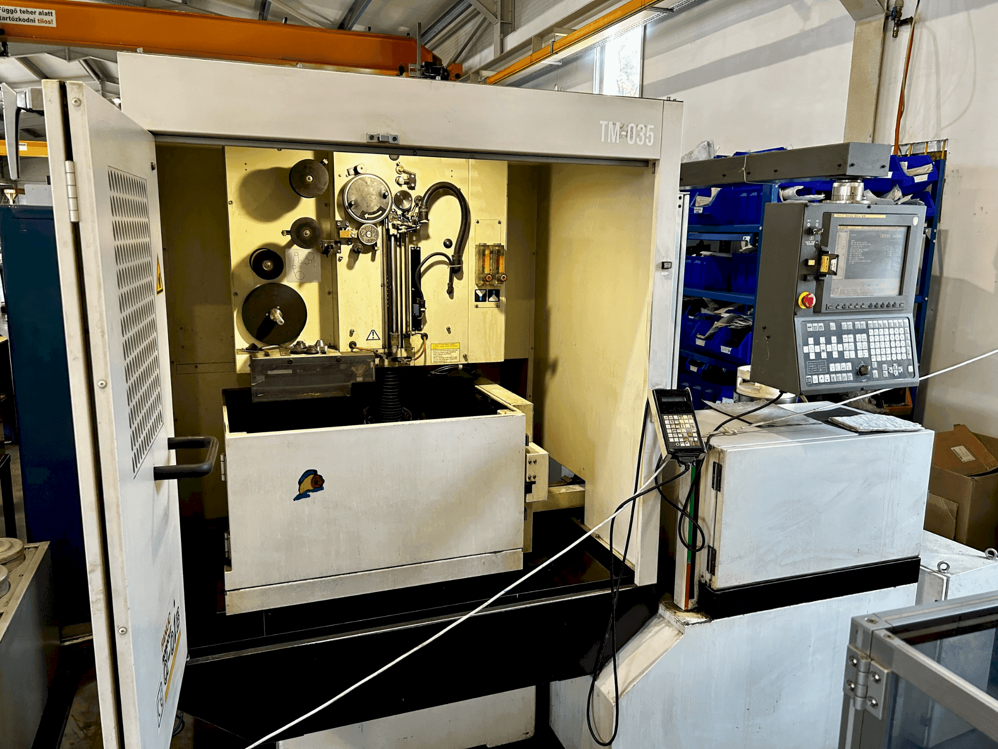 Widok z przodu maszyny FANUC Robocut α-0iB