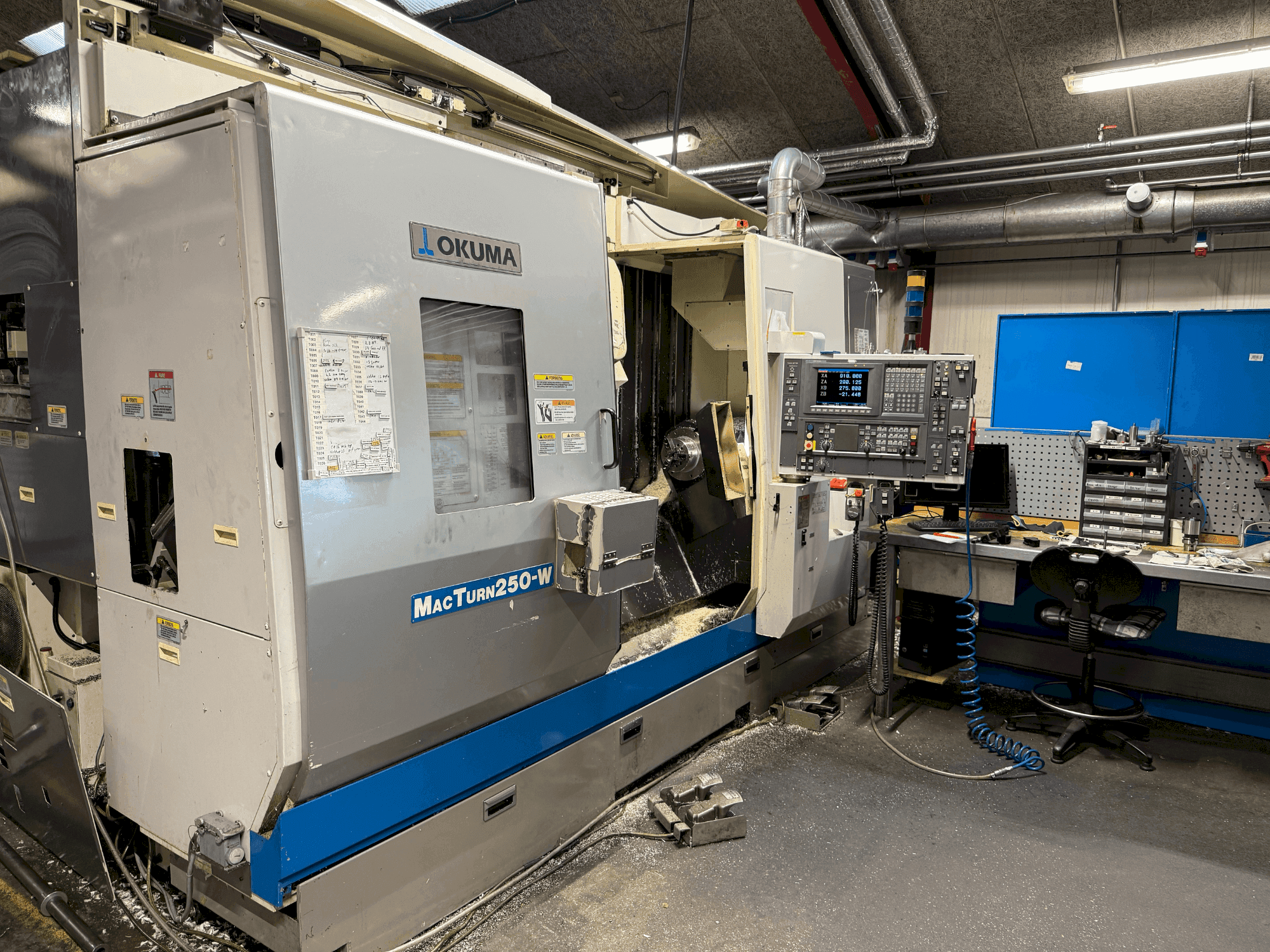 Widok z przodu maszyny Okuma MacTurn 250-W