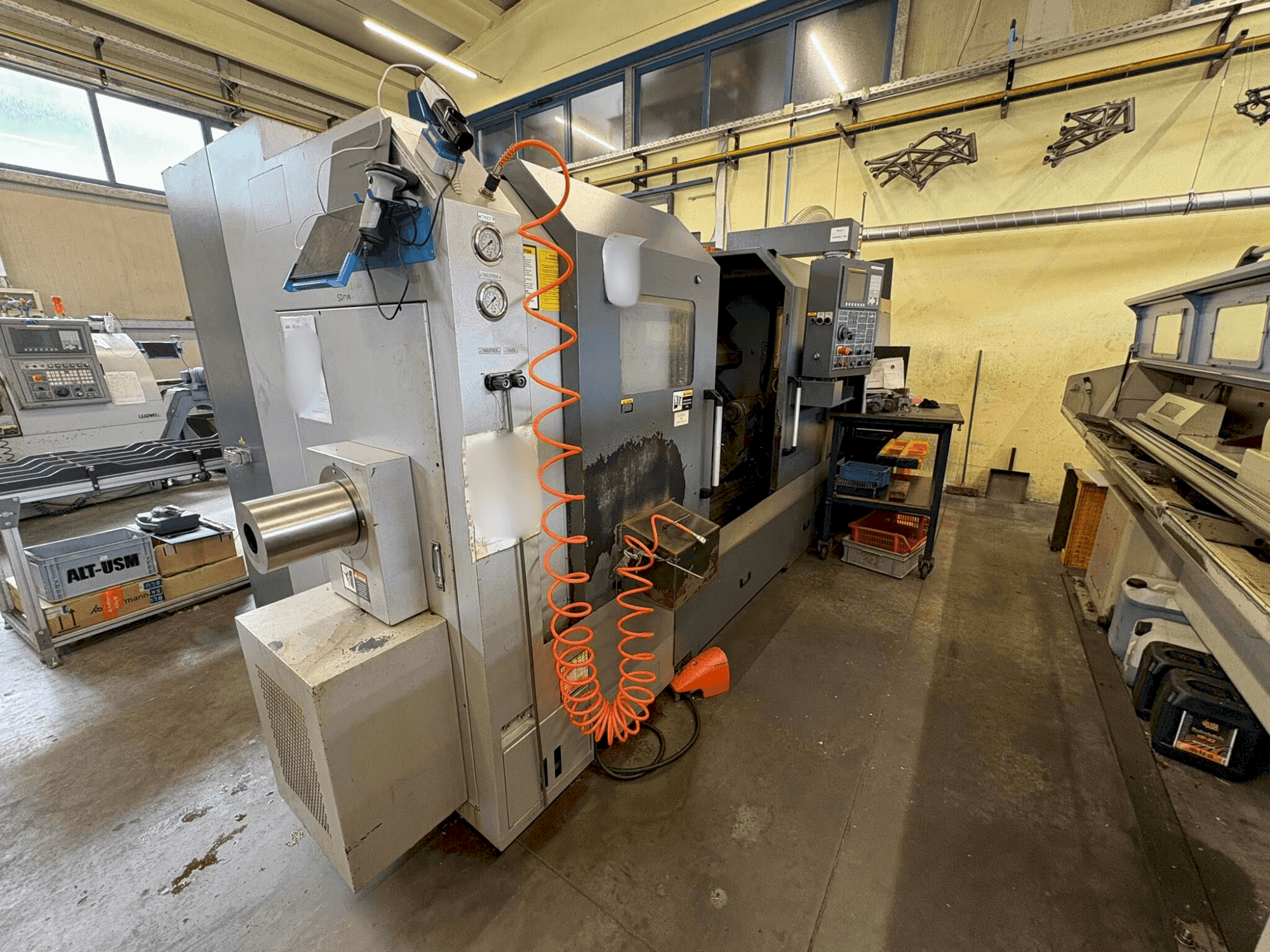 Widok z przodu maszyny Leadwell T7-M