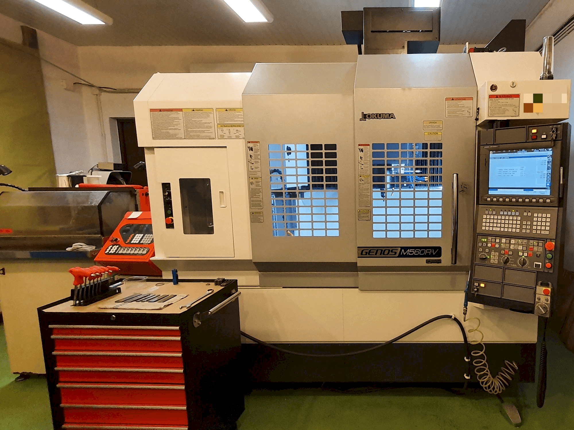 Widok z przodu maszyny Okuma GENOS M560R-V