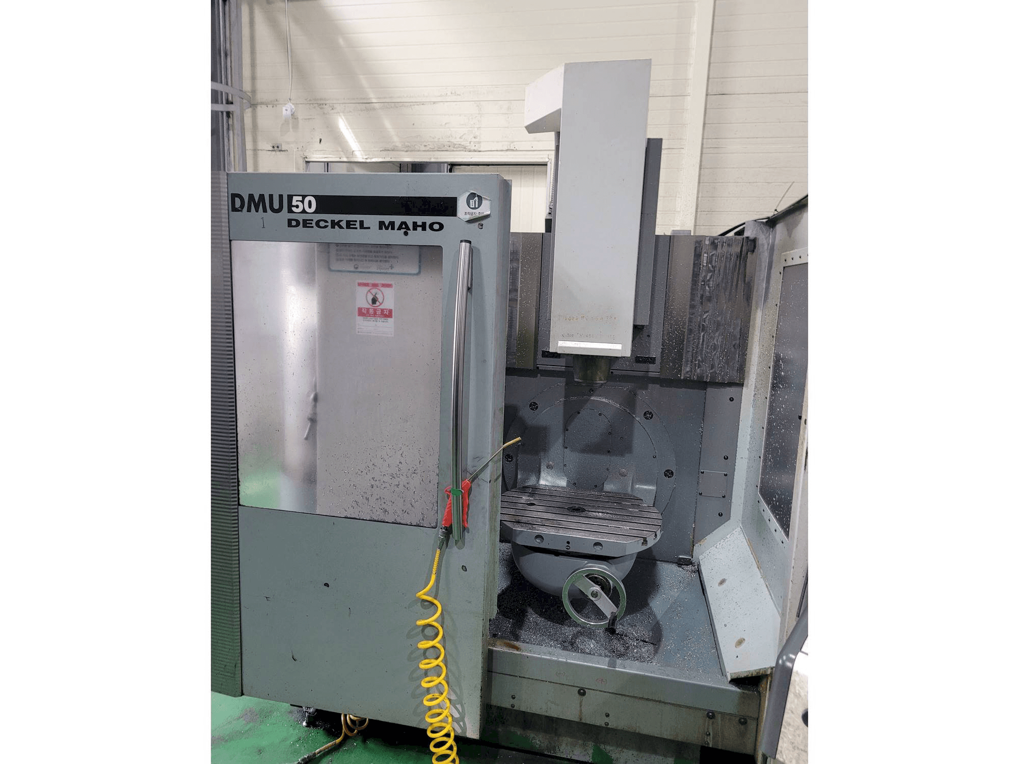 Widok z przodu maszyny DECKEL MAHO DMU 50
