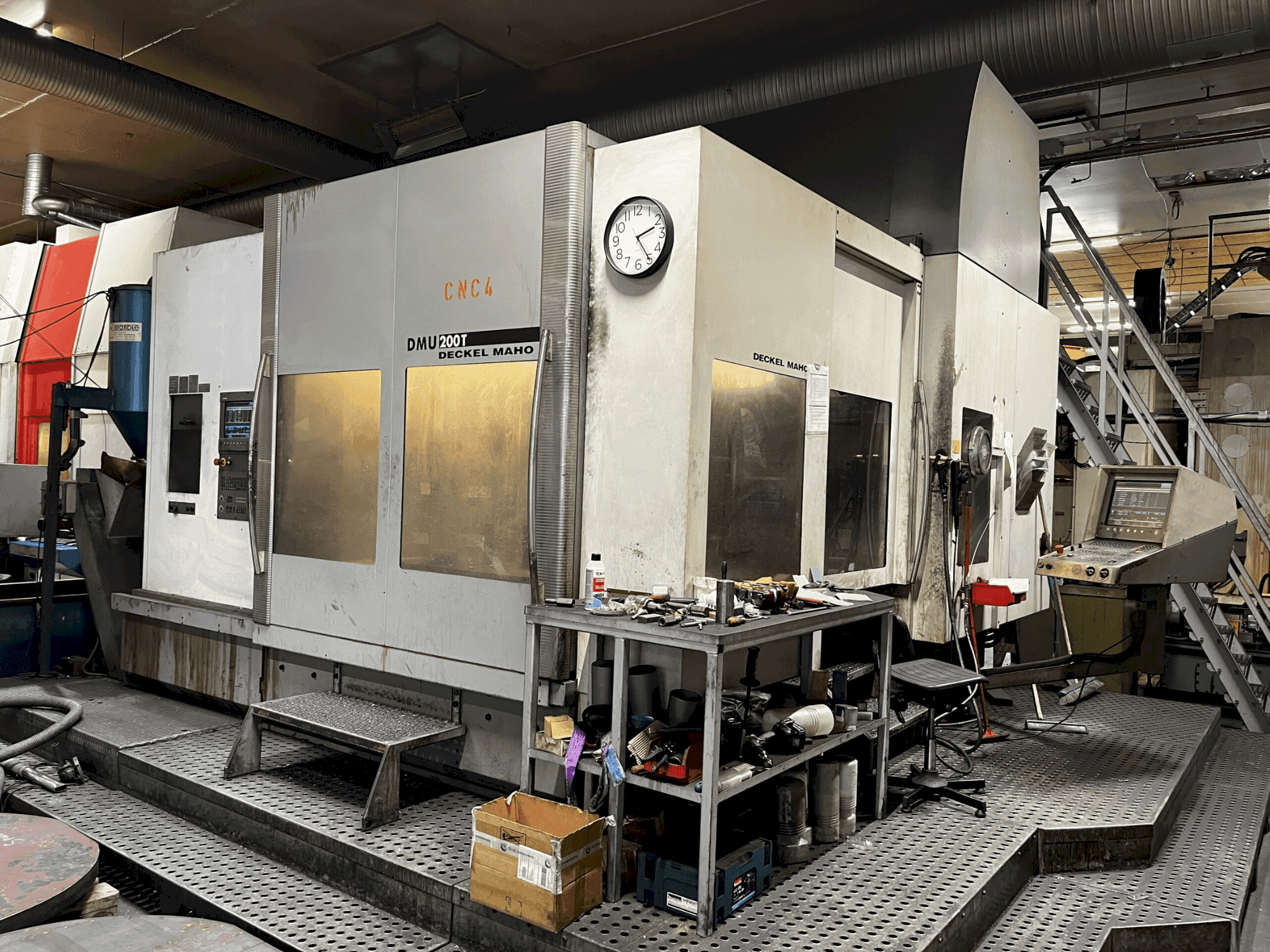 Widok z przodu maszyny DECKEL MAHO DMU 200T