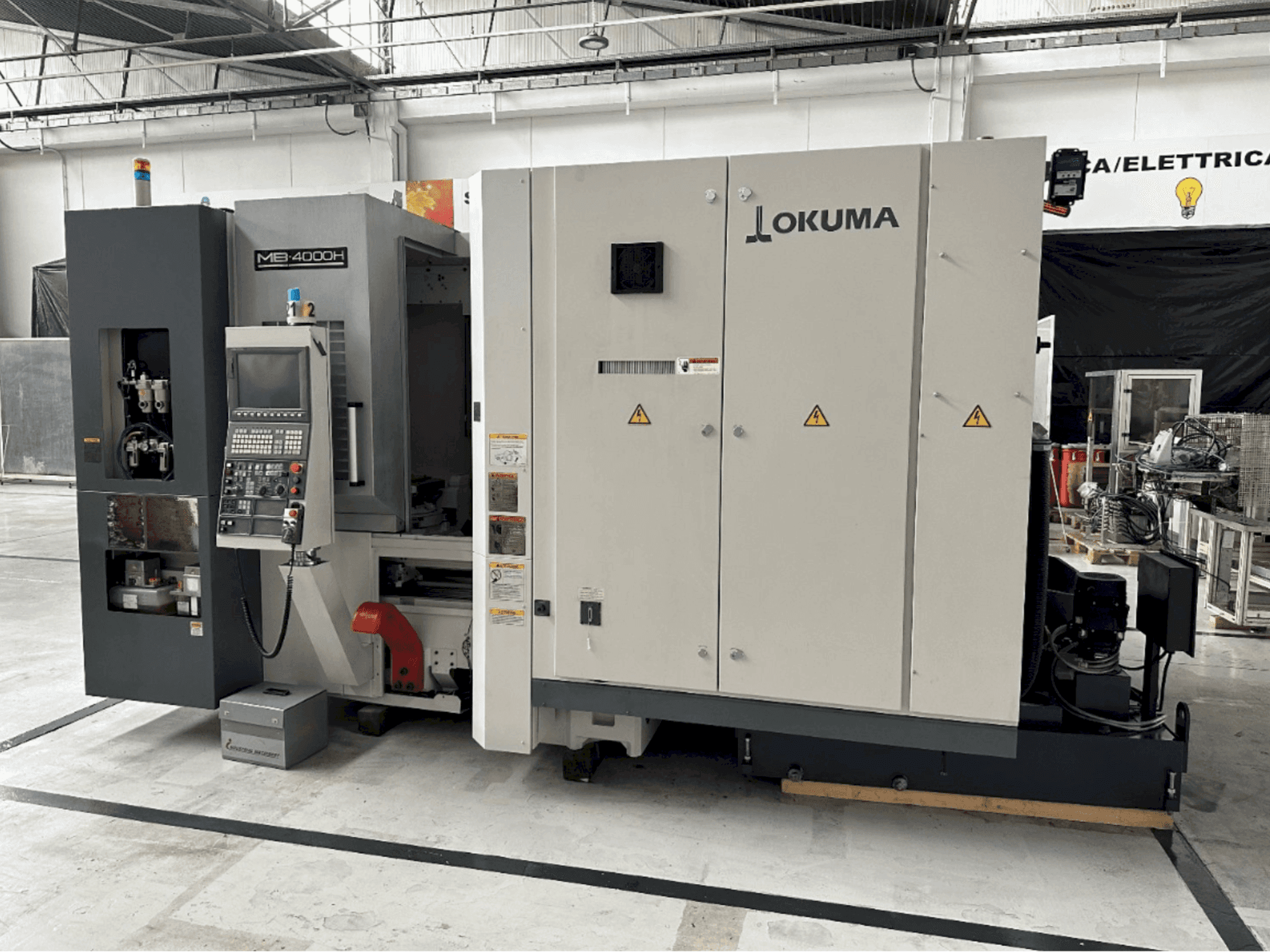 Widok z przodu maszyny Okuma MB 4000 H