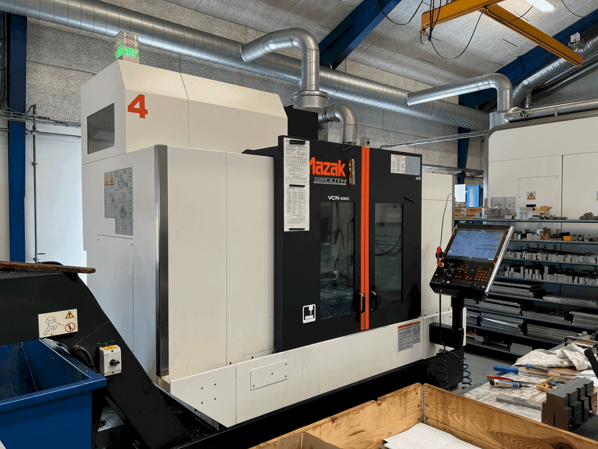 Widok z przodu maszyny Mazak VCN-530C