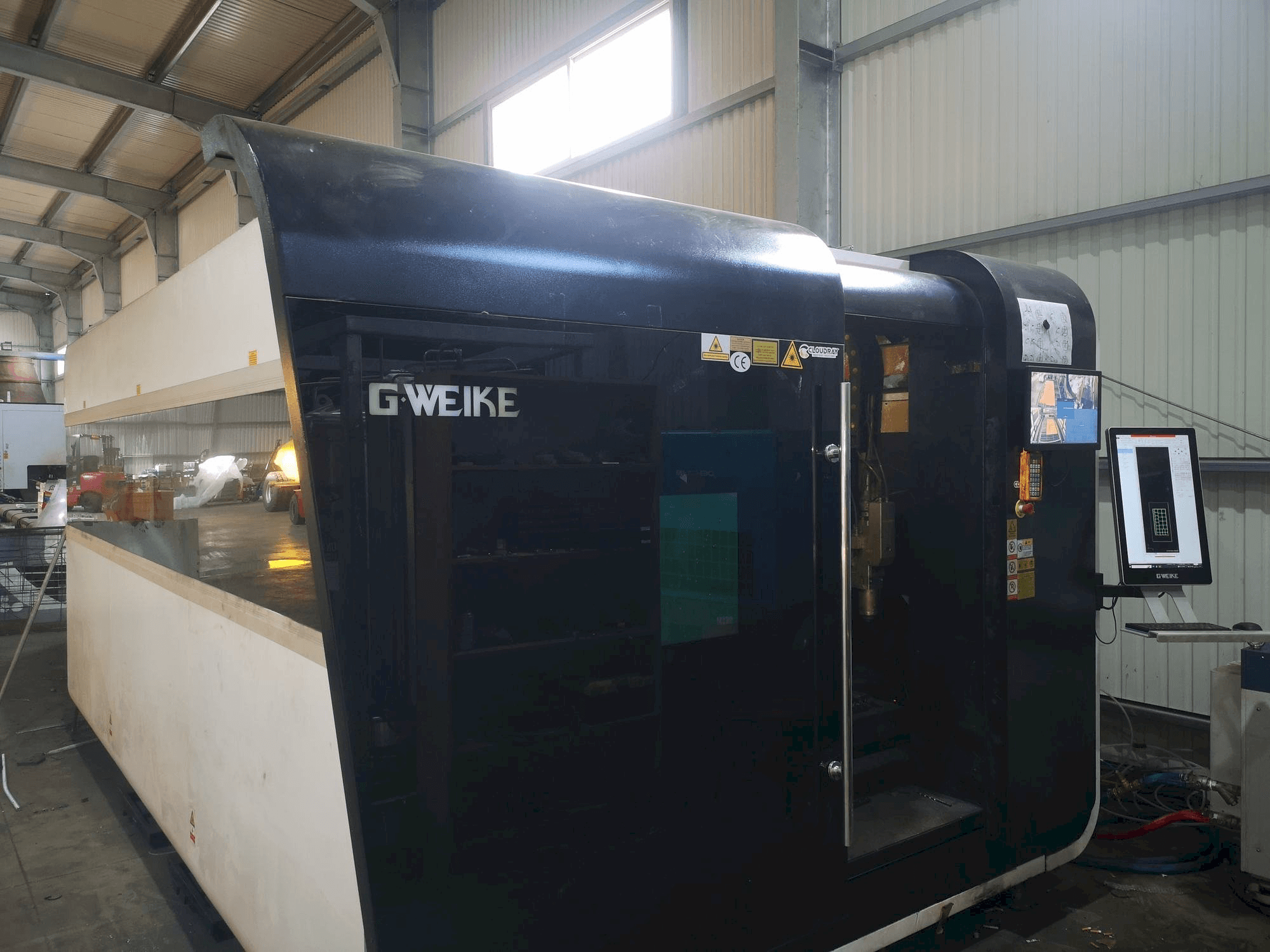 Widok z przodu maszyny GWEIKE LF 3015 GA CNC