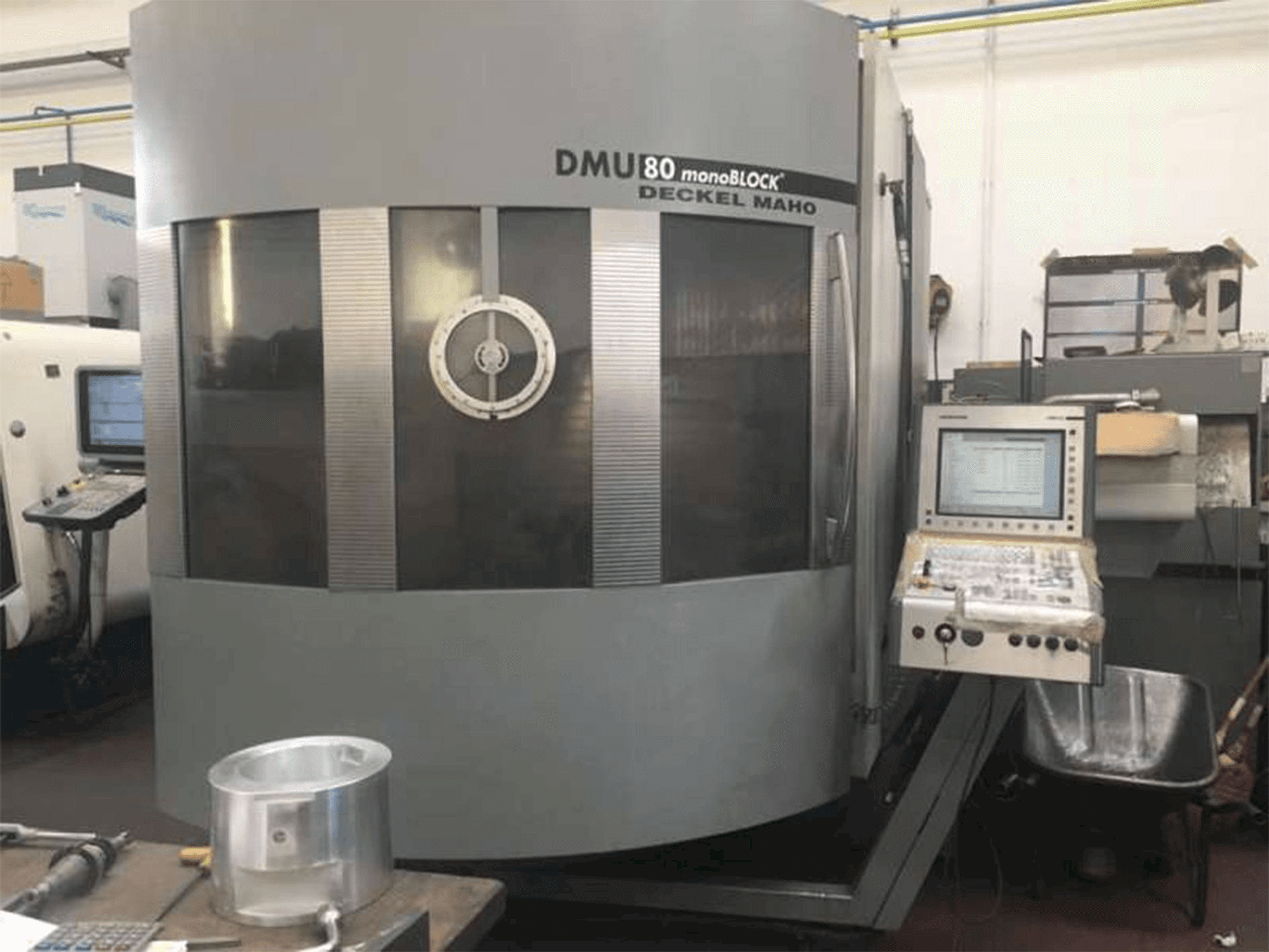 Widok z przodu maszyny DECKEL MAHO DMU 80 monoblock