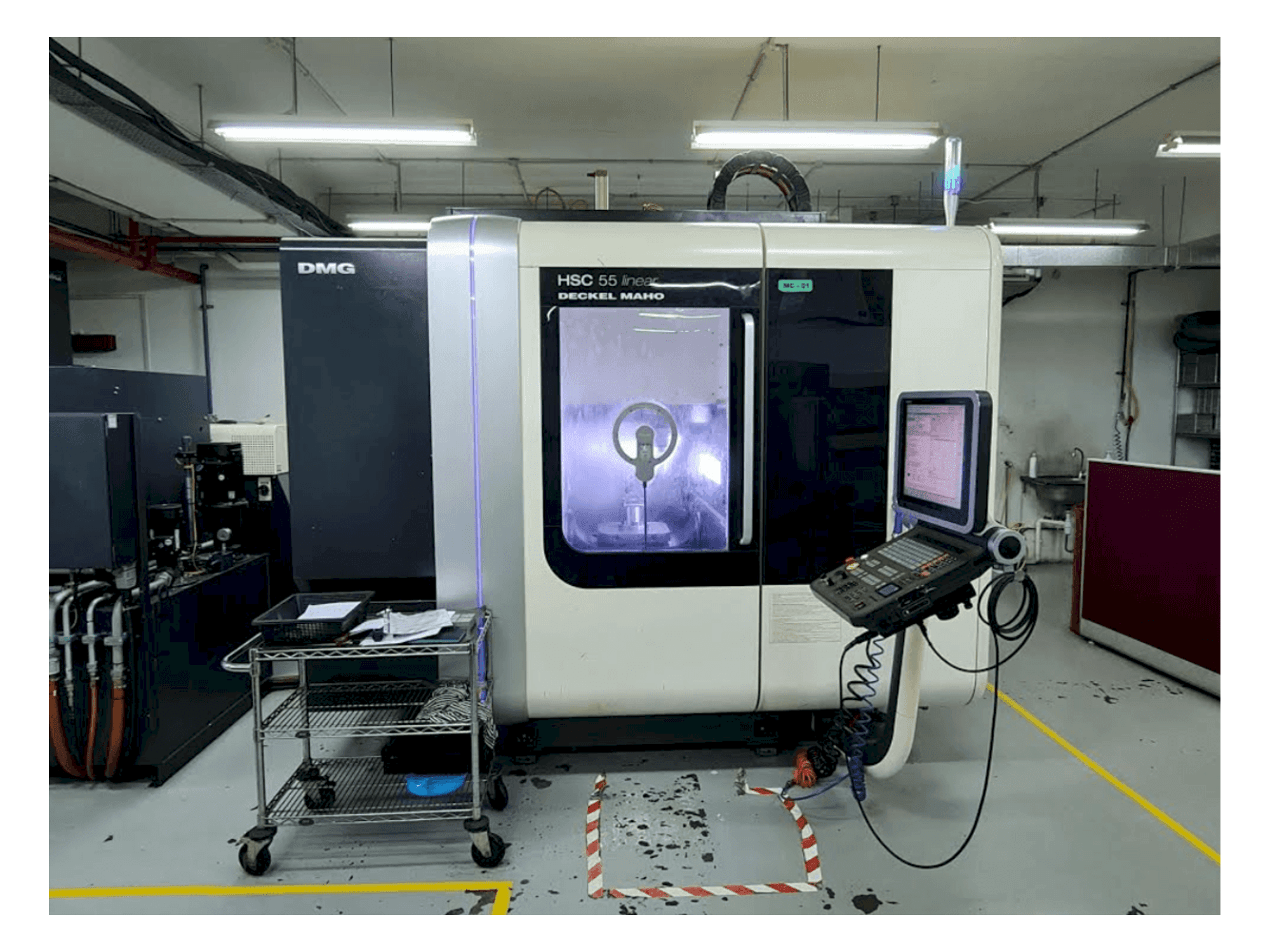 Widok z przodu maszyny DECKEL MAHO HSC 55 linear