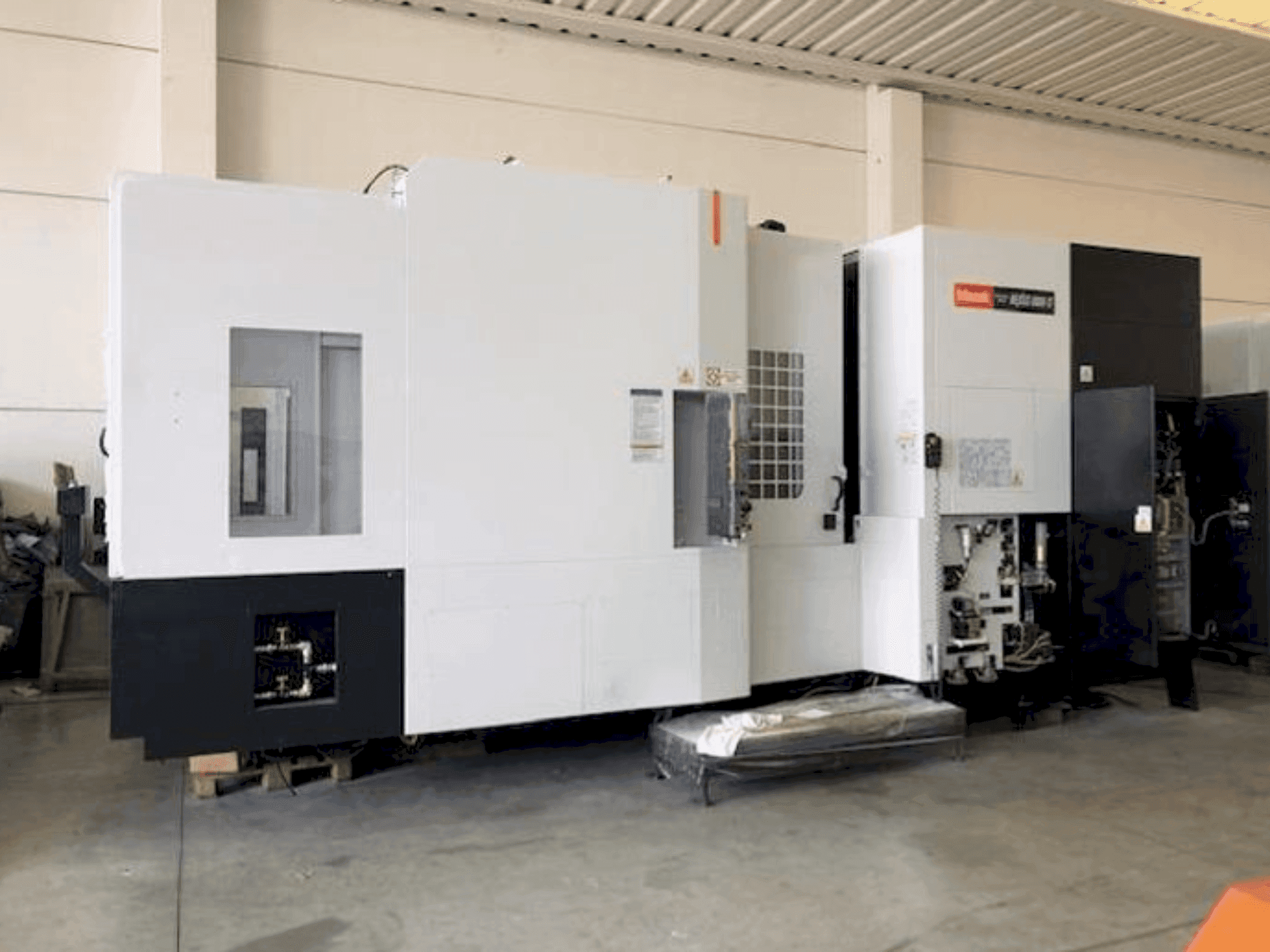 Widok z przodu maszyny Mazak HCN-8800