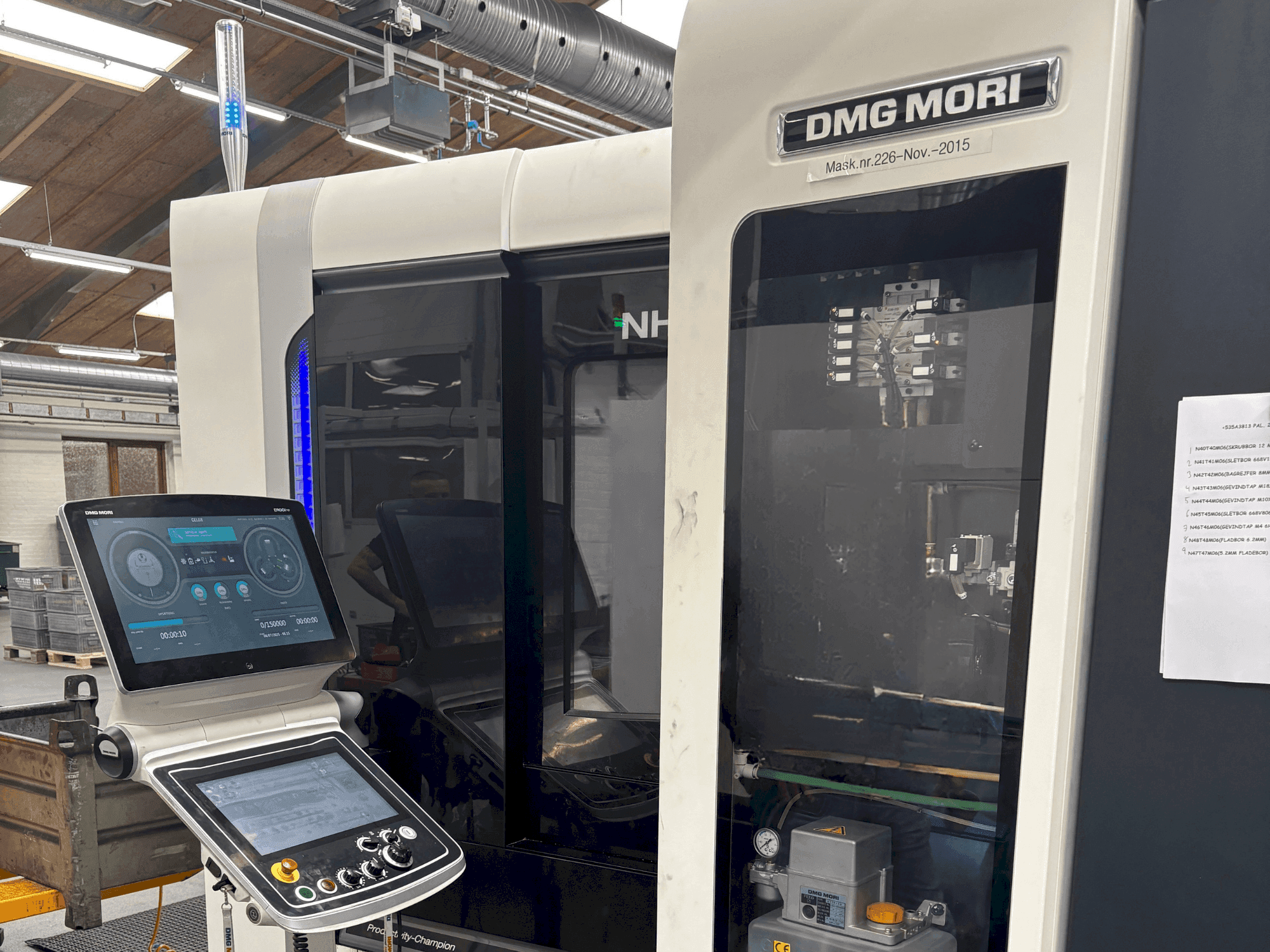 Widok z przodu maszyny DMG MORI NHX 4000