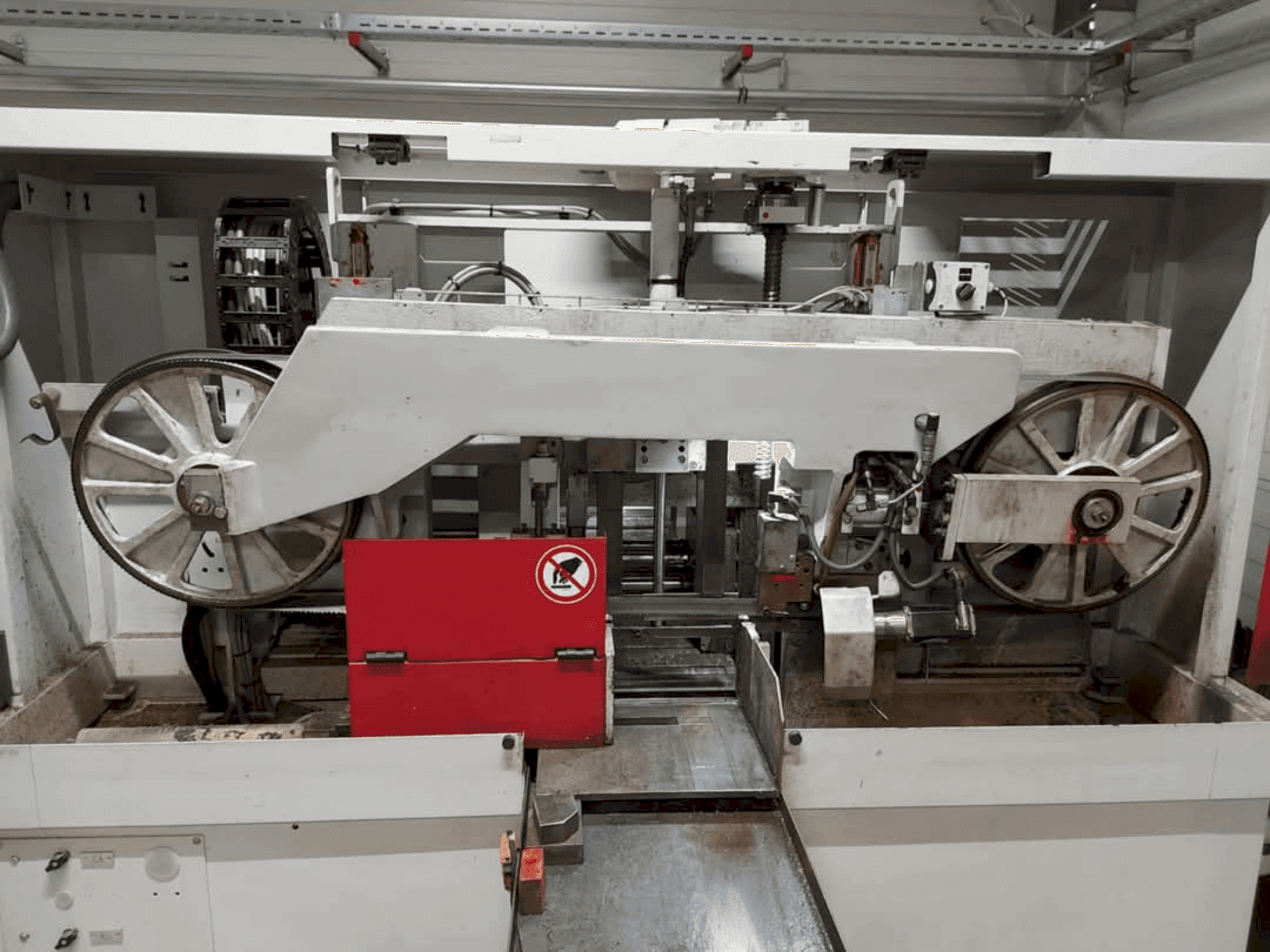 Widok z przodu maszyny Behringer HBE 321-A