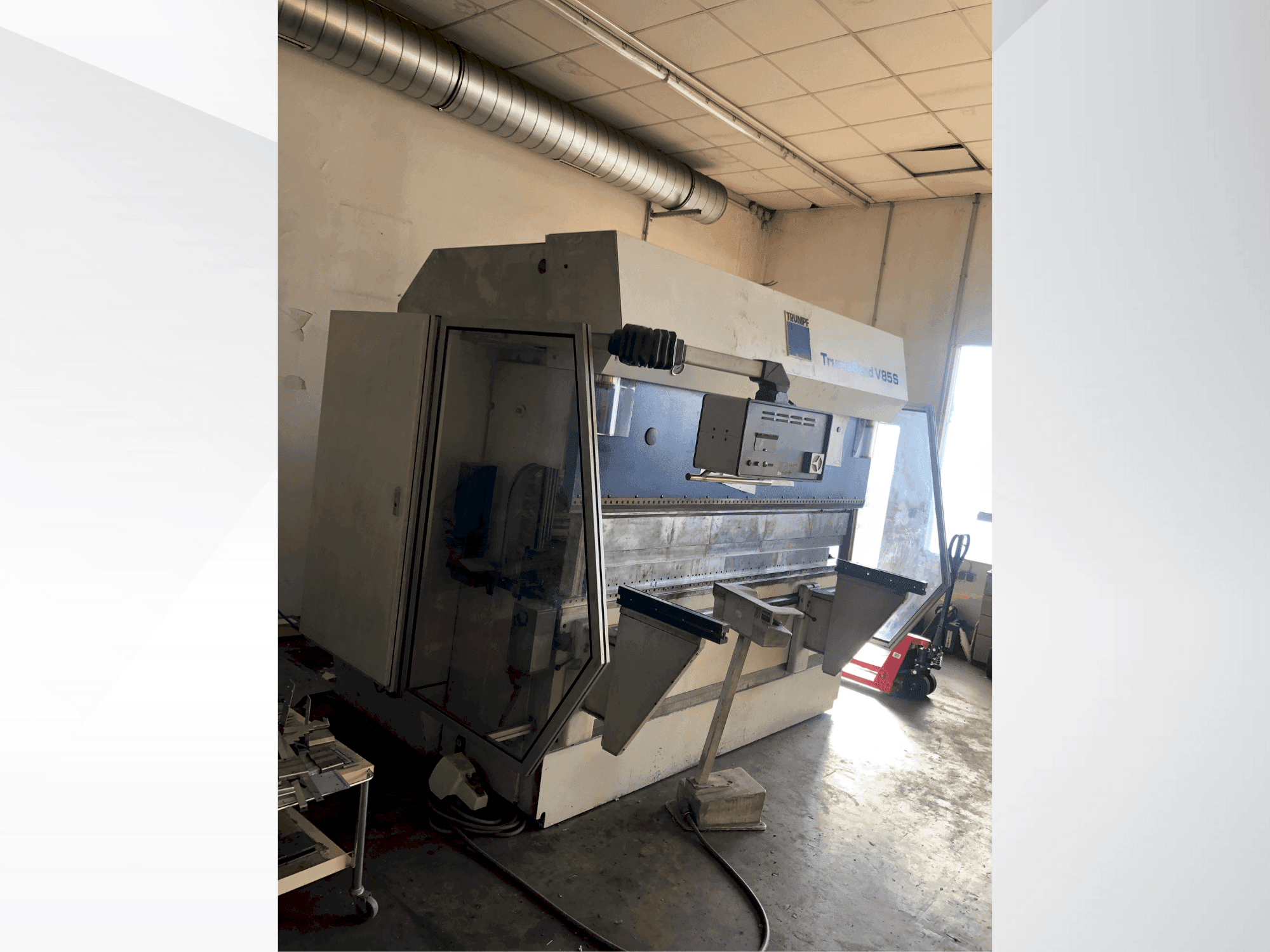 Widok z przodu maszyny TRUMPF TrumaBend V85S