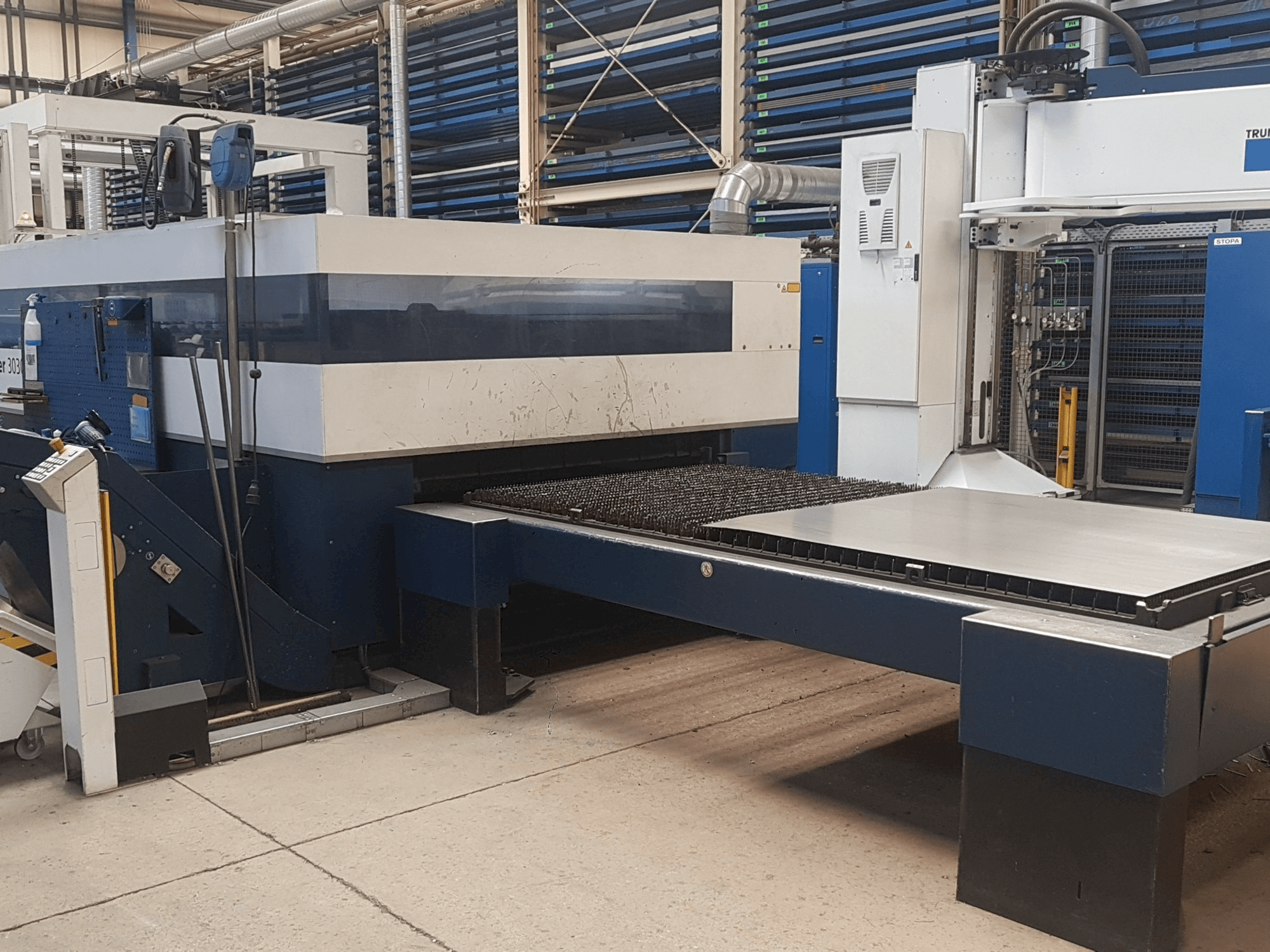 Widok z przodu maszyny Trumpf TruLaser 3030 L20