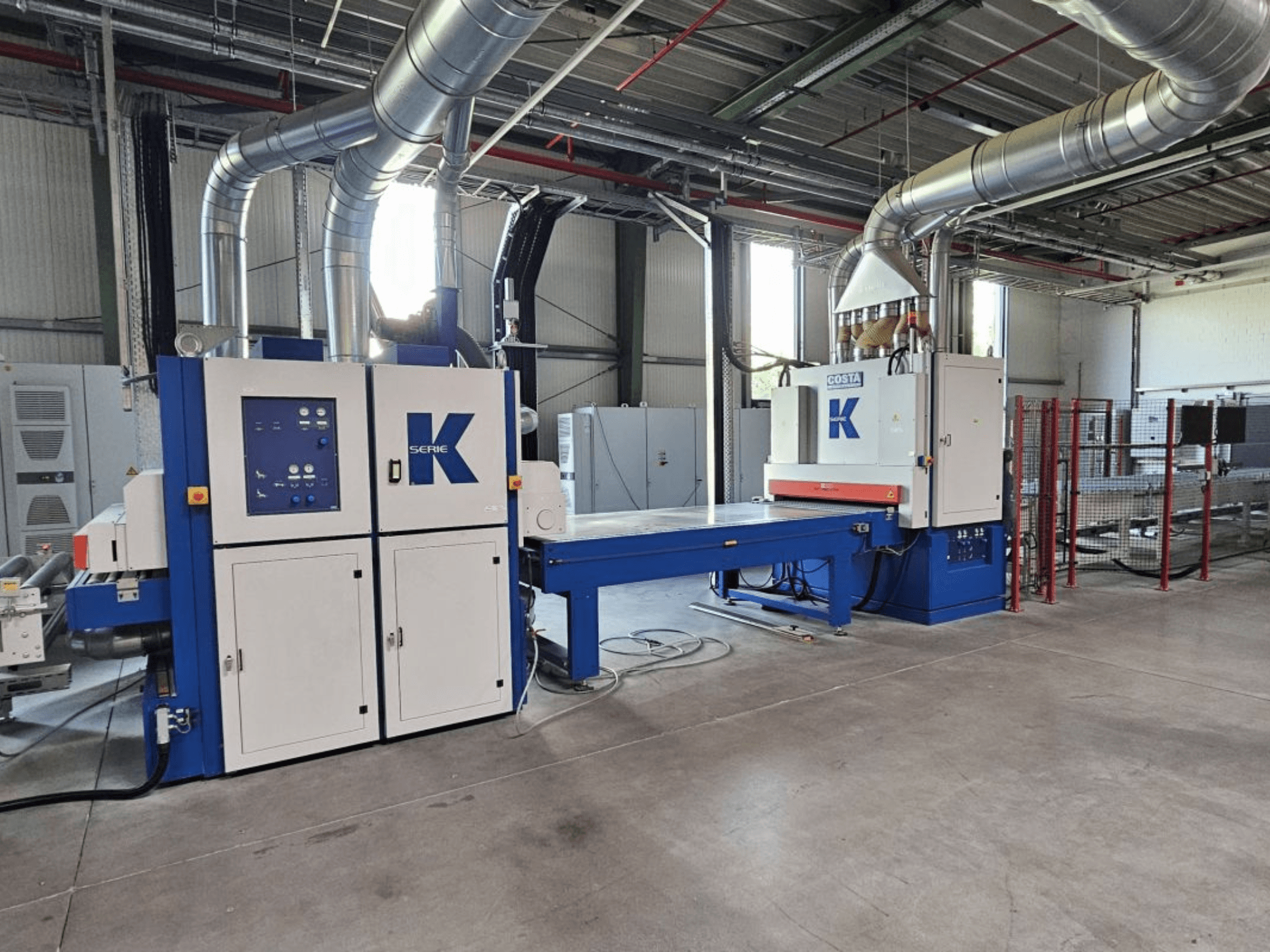 Prasa do laminowania BURKLE EKMH 1300 w widoku z przodu, z panelem sterowania i dużą płytą dociskową w środowisku przemysłowym.