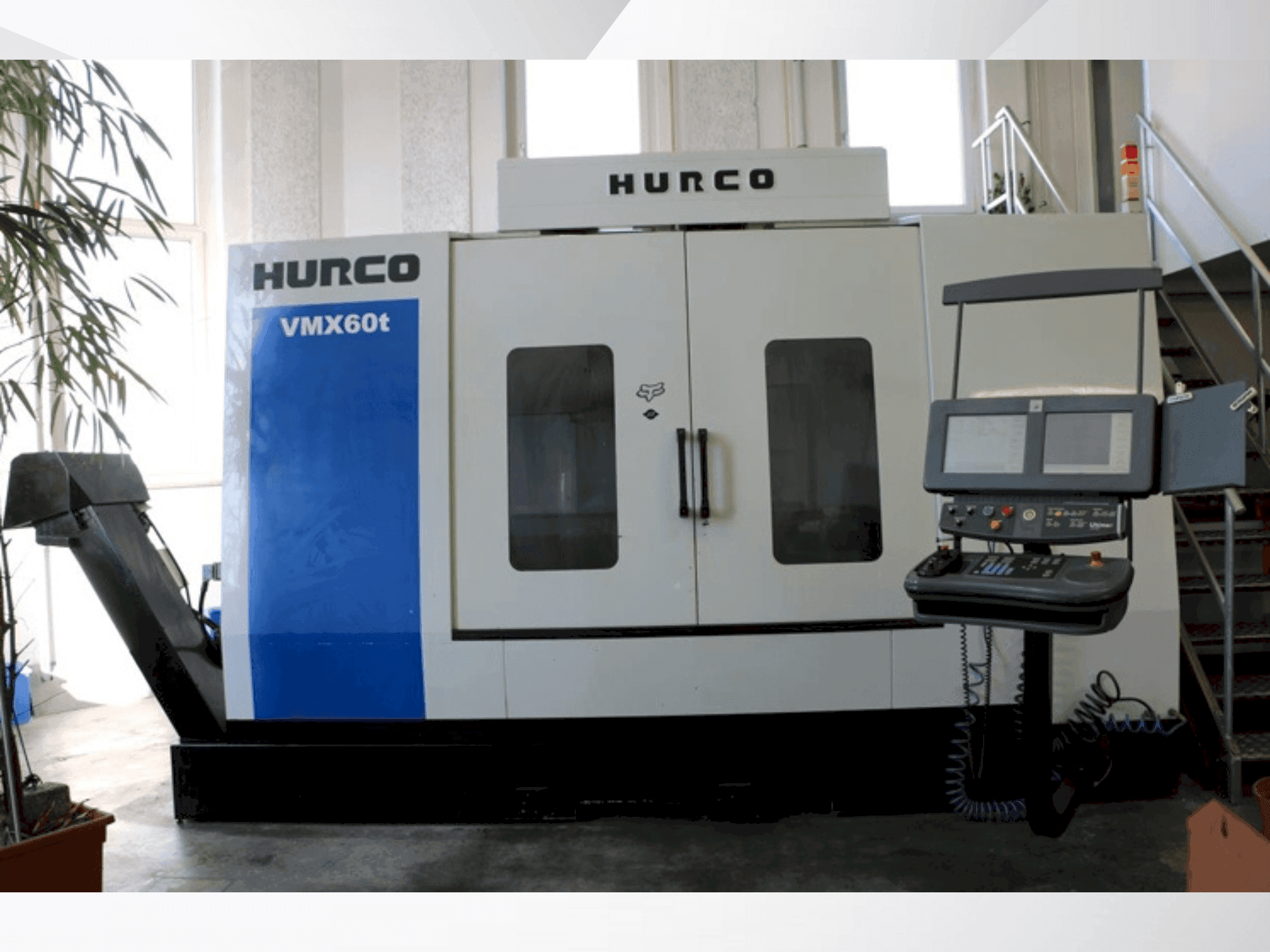 Widok z przodu maszyny Hurco VMX60/40T