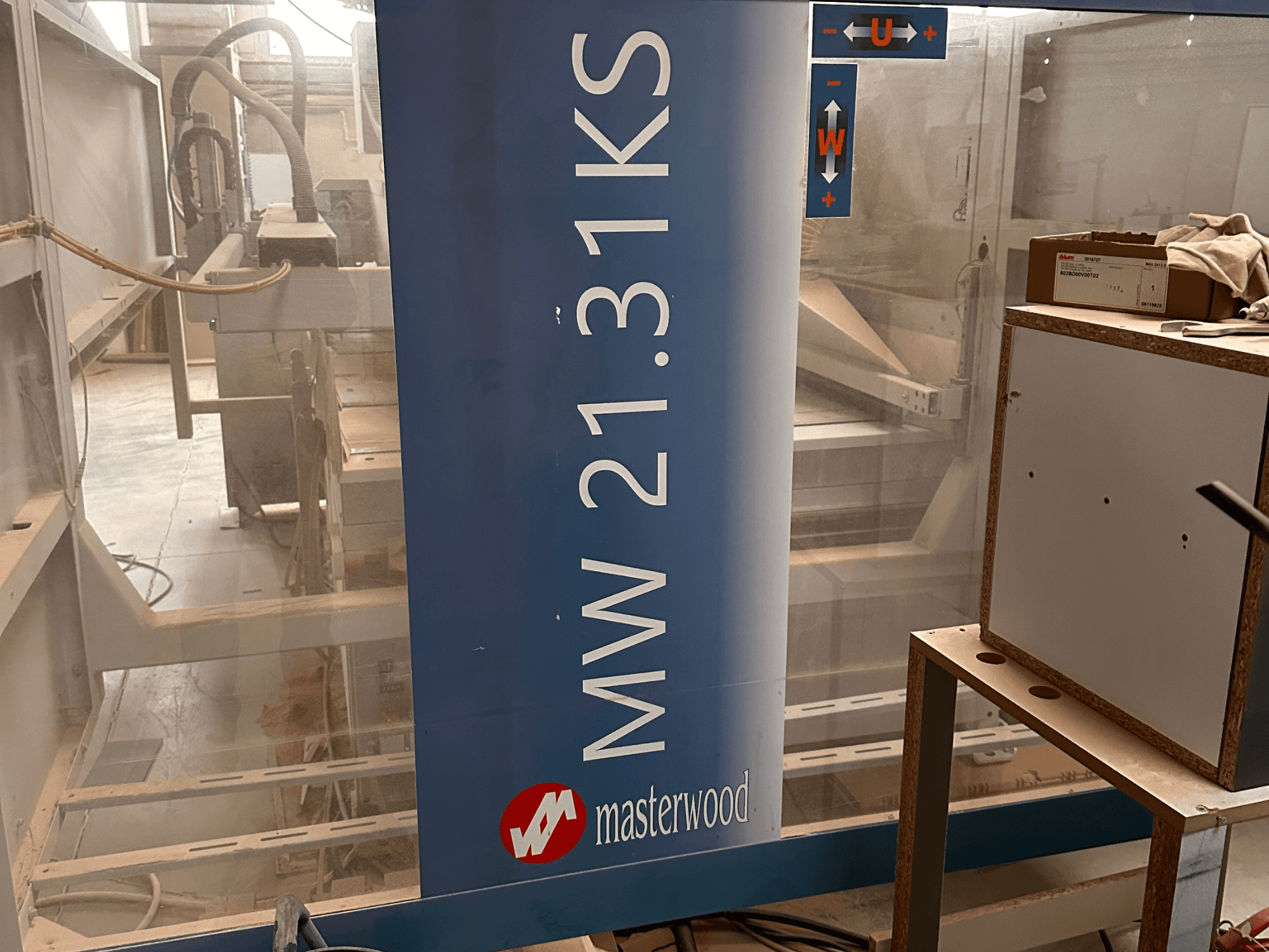 Wytaczarka do drewna MASTERWOOD Ks 21.31, widok z przodu, pokazujący szczegóły modelu i otaczający obszar roboczy.