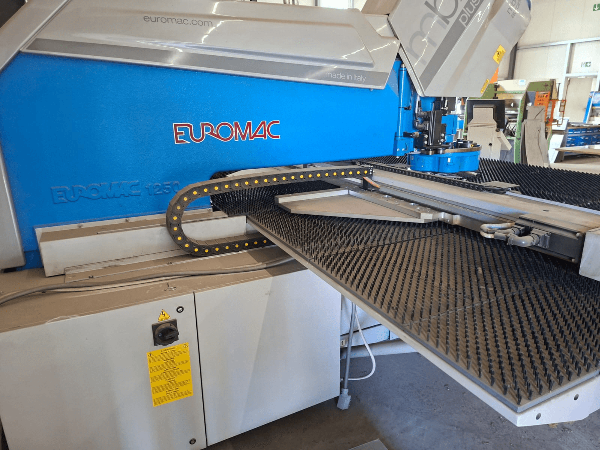Wykrawarka CNC Euromac MBX 6 Plus 1250/30-2250, widok z przodu przedstawiający panel sterowania i czarną gumową powierzchnię.
