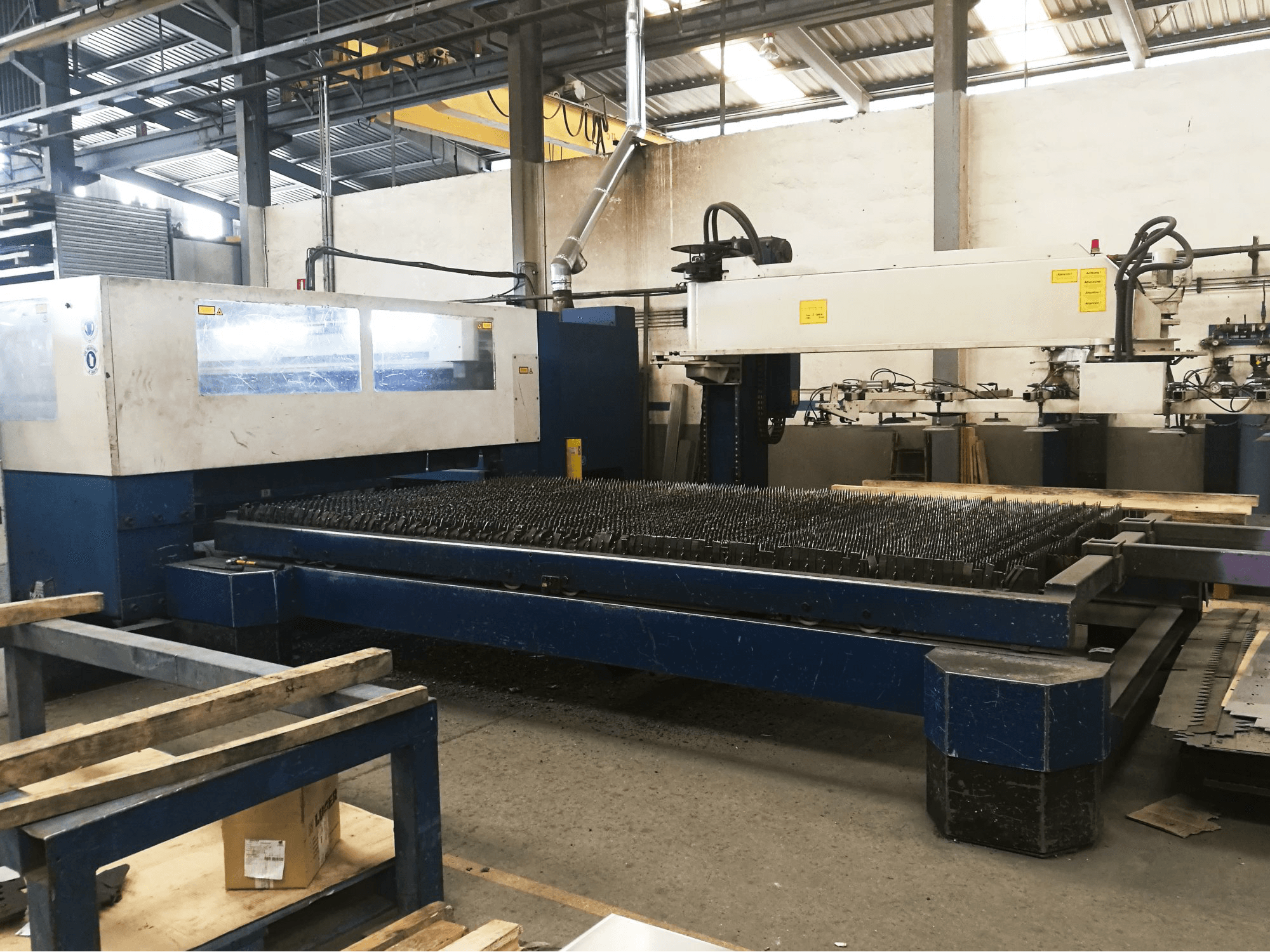 Widok z lewej maszyny Trumpf Trumatic L4030