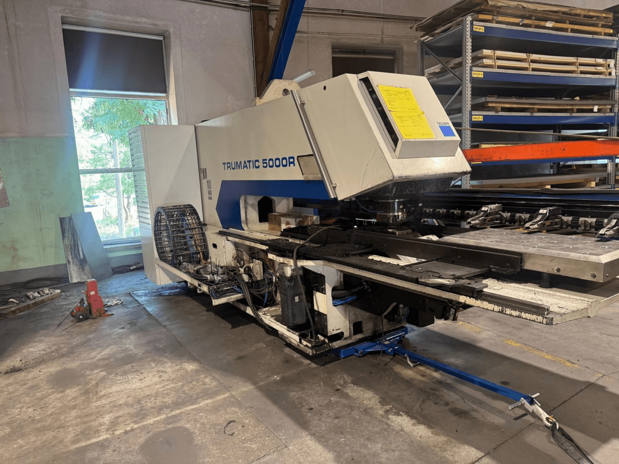 Wykrawarka CNC TRUMPF TRUMATIC 5000R w warsztacie – widok z przodu przedstawiający elementy sterujące i obszar wykrawania.