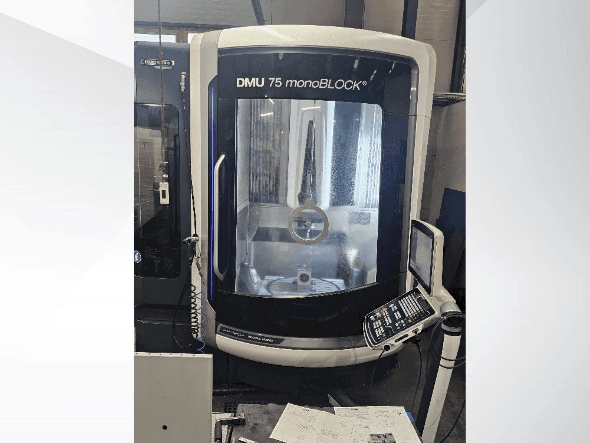 Widok z przodu maszyny DMG MORI DMU 75 monoBlock