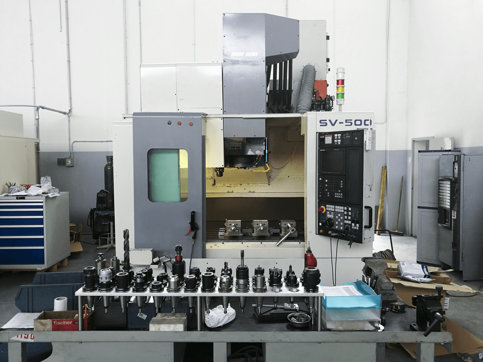 Widok z przodu maszyny MORI SEIKI SV-500
