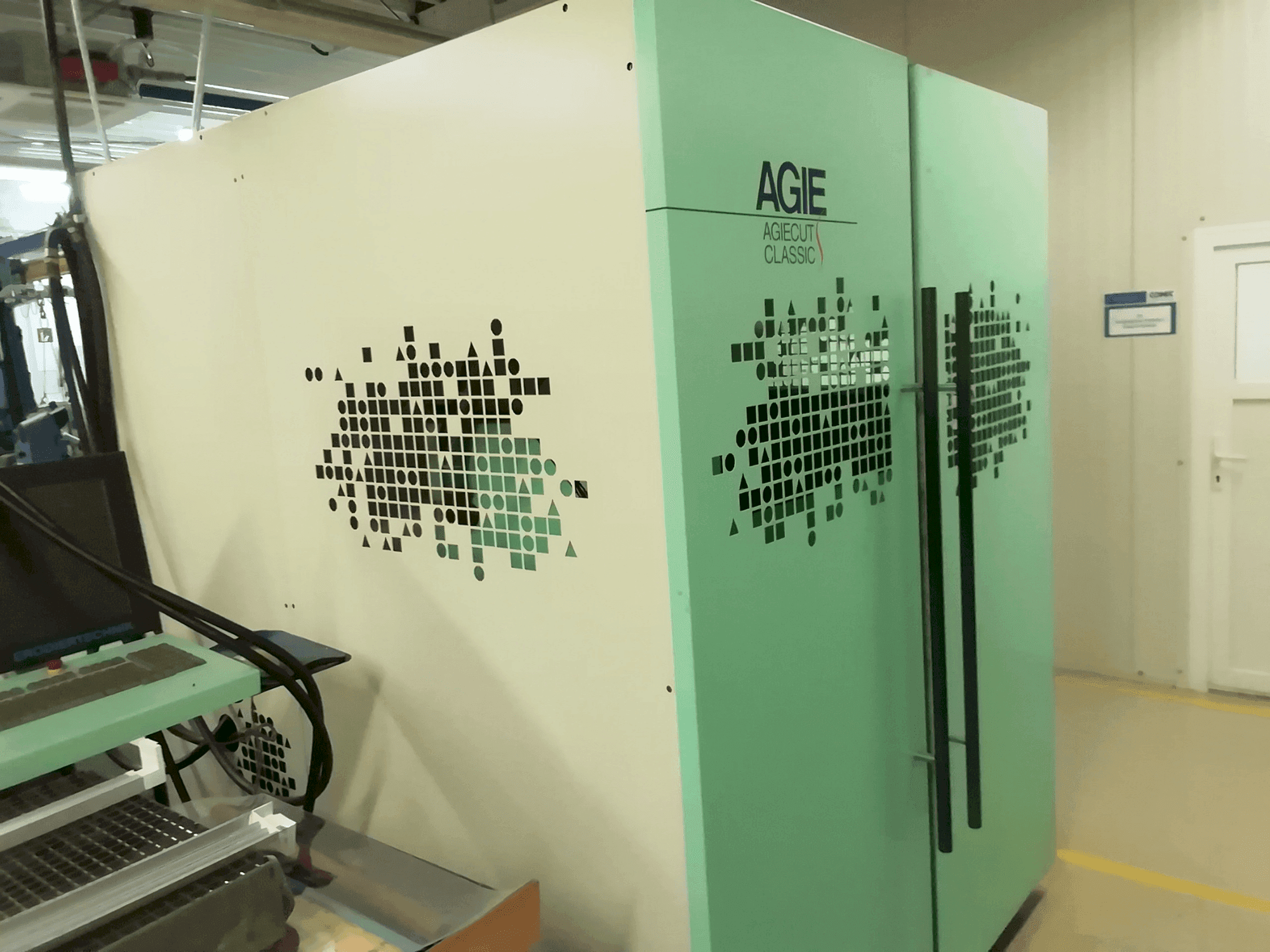 Widok z przodu maszyny AGIE Agiecut