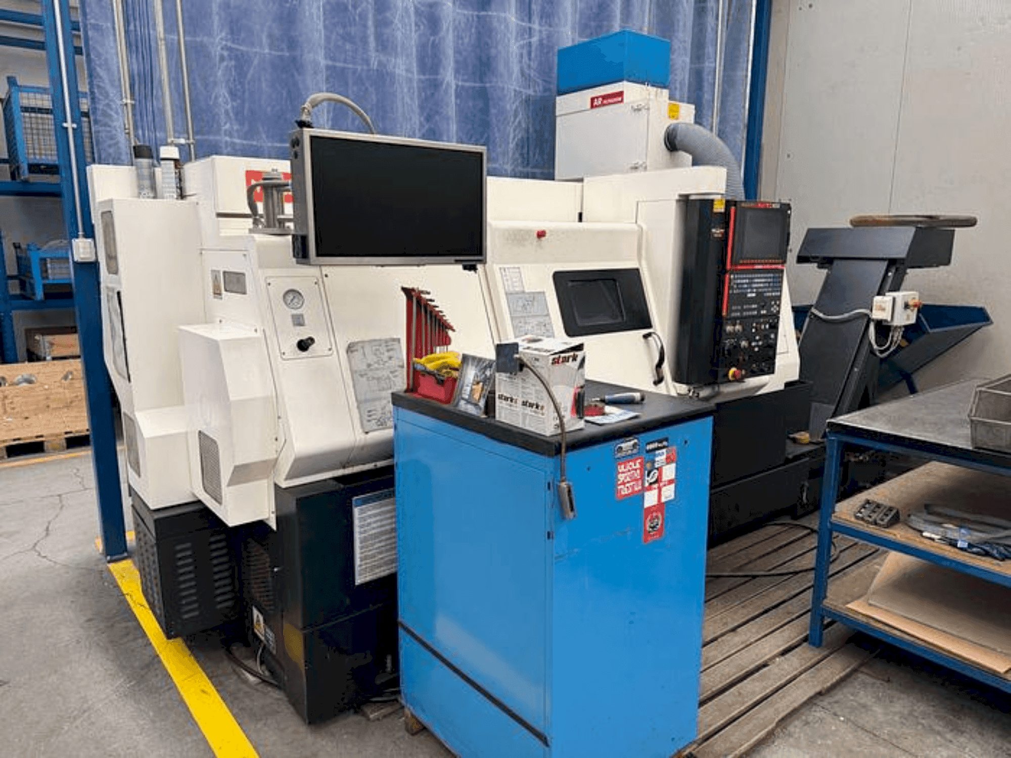 Widok z przodu maszyny Mazak QTN 250 M X 1000